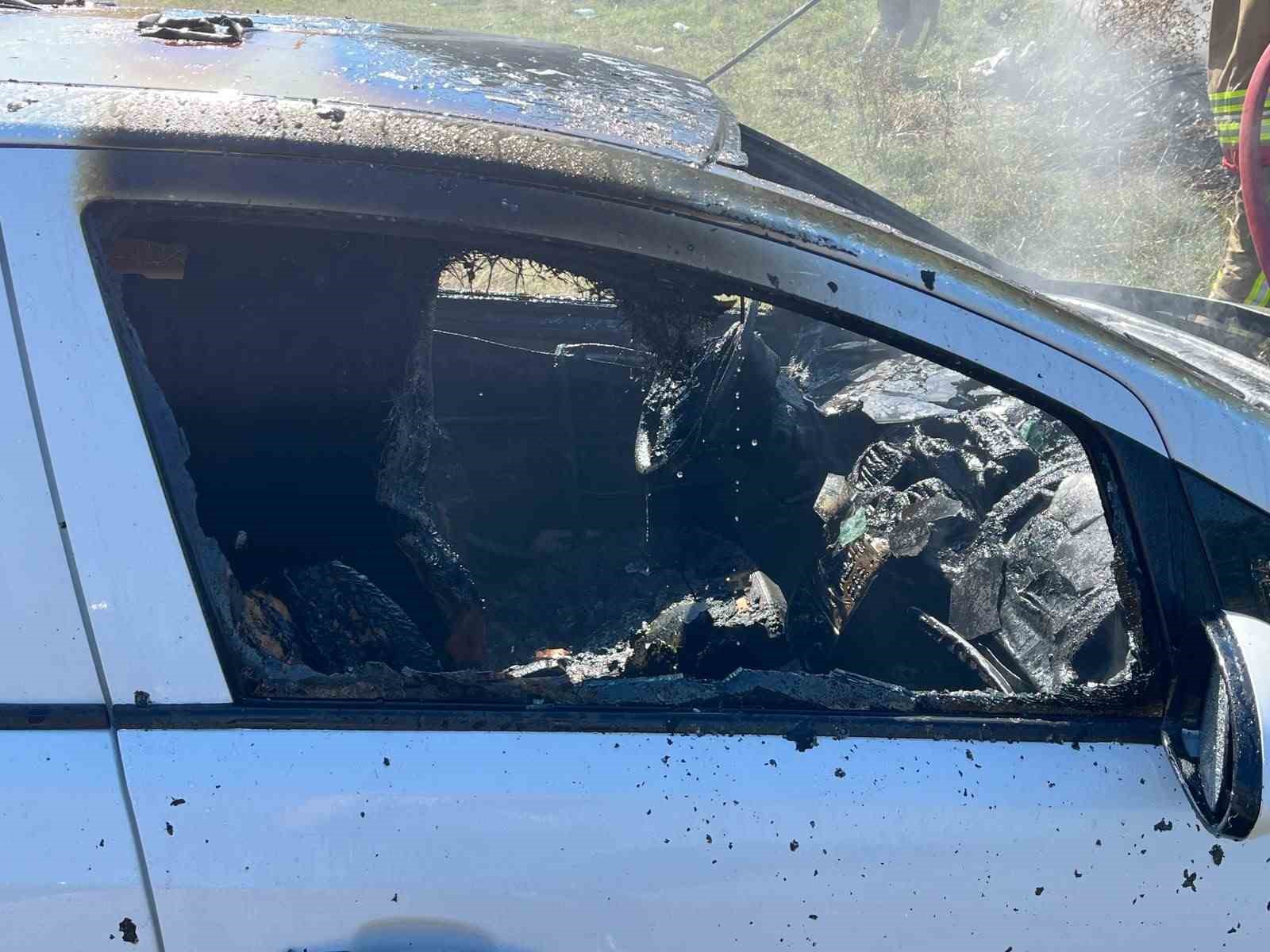 SİNOP’TA PARK HALİNDEKİ OTOMOBİLİN MOTOR KISMINDA ÇIKAN YANGIN, YANINDAKİ OTLUK ALANA SIÇRADI. YANGIN, İTFAİYE EKİPLERİNİN MÜDAHALESİYLE ÇEVREDEKİ ARAÇLARA ULAŞMADAN KONTROL ALTINA ALINDI.