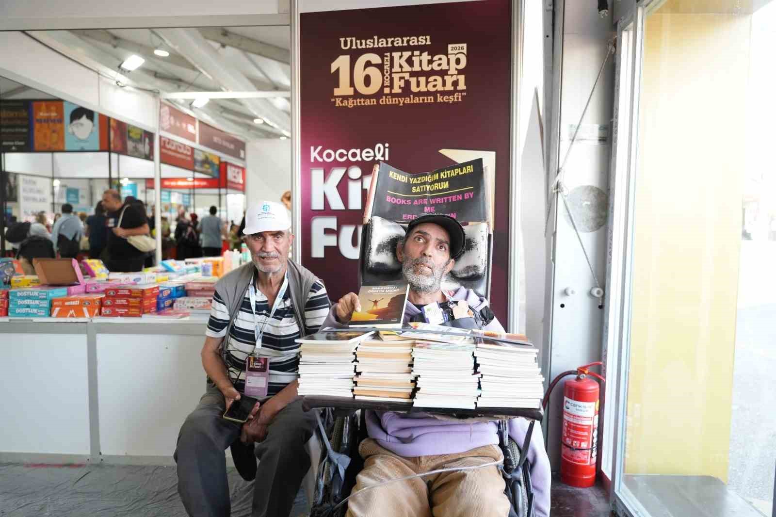 BİLGİSAYARINI TEK PARMAĞIYLA KULLANARAK 27 KİTAP YAZAN YÜZDE 98 ENGELLİ ERDAL YALÇIN, ESERLERİNİ 16. ULUSLARARASI KOCAELİ KİTAP FUARI'NDA OKURLARIYLA BULUŞTURDU.