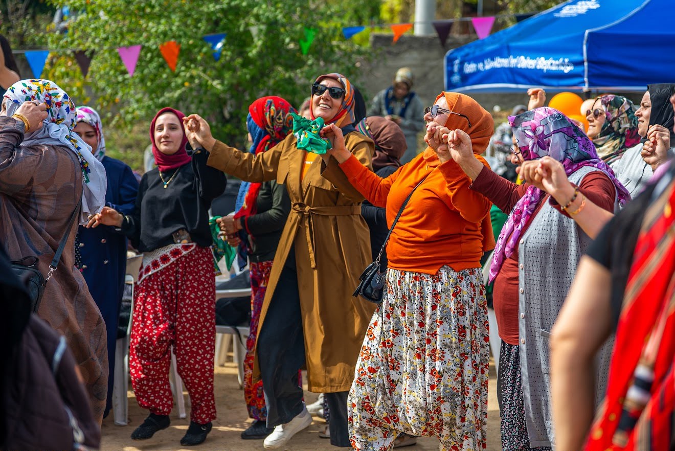KOCAELİ'NİN GEBZE İLÇESİ DURAKLI MAHALLESİ'NDE DÜZENLENEN ETKİNLİKTE ŞALVARLARINI GİYEN KADINLAR, MÜZİK EŞLİĞİNDE DANS EDİP EGZERSİZ YAPTI, ARDINDAN İMECE USULÜYLE KIŞLIK HAZIRLIKLARA KATILDI.