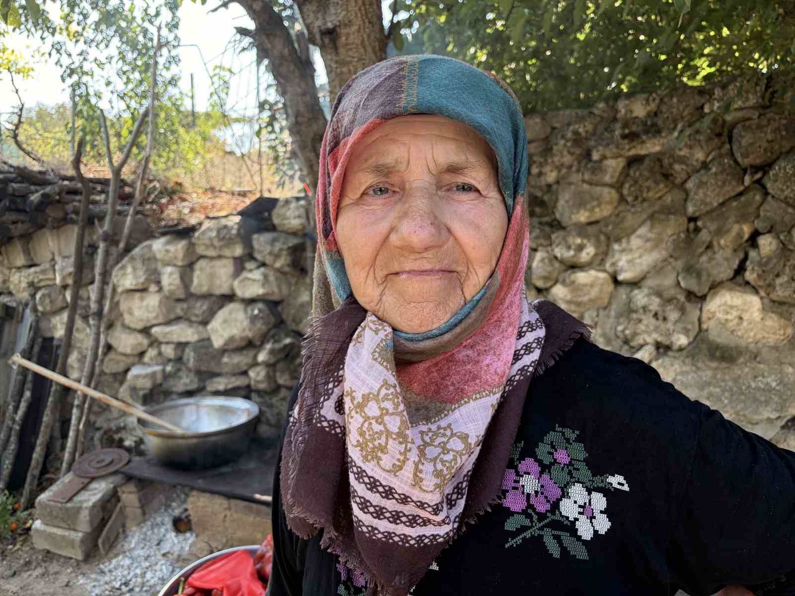 SOĞUCAK KÖYÜNDE YAŞAYAN 75 YAŞINDAKİ RUKİYE DÜNDAR, KIŞLIK SALÇA KAYNATMANIN VAKTİNİN GELDİĞİNİ SÖYLEYEREK YILLARDIR UYGULADIĞI SALÇA YAPIMI TARİFİNİ VERDİ.