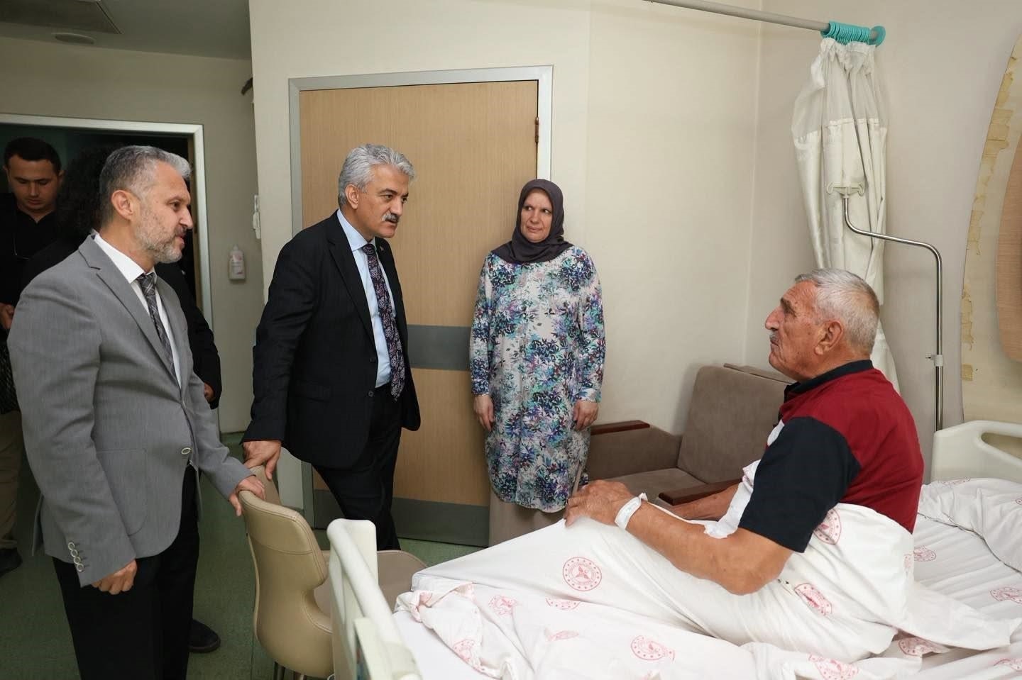 MAKAS, DAHA SONRA DÜZCE ATATÜRK DEVLET HASTANESİ ORTOPEDİ VE TRAVMATOLOJİ SERVİSİ’NDE TEDAVİLERİ DEVAM EDEN HASTALARI ZİYARET EDEREK GEÇMİŞ OLSUN DİLEKLERİNİ İLETTİ.