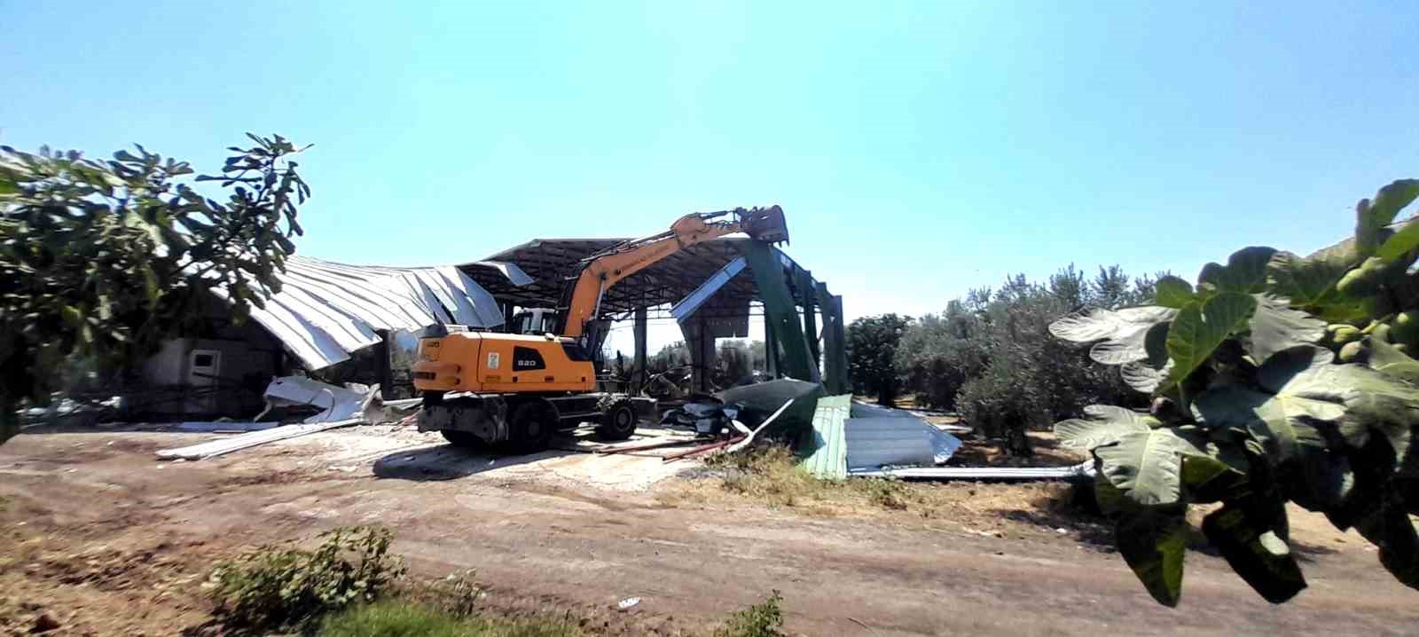KAÇAK YAPILAŞMAYA KARŞI MÜCADELESİNİ ÖZVERİYLE SÜRDÜREN OSMANGAZİ BELEDİYESİ, VATANDAŞLARDAN GELEN İHBARLAR VE SAHA DENETİMLERİYLE TESPİT ETTİĞİ RUHSATSIZ YAPILARA YÖNELİK YIKIM İŞLEMLERİNİ KARARLILIKLA UYGULUYOR.