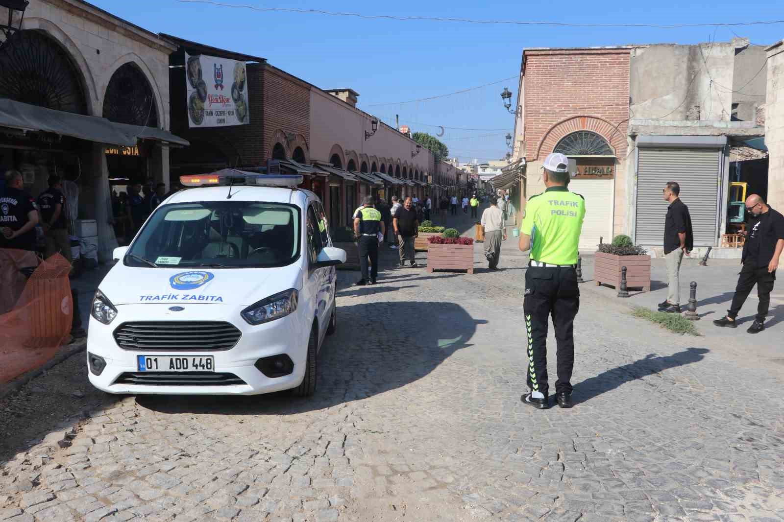 ADANA’DA TARİHİ BÜYÜKSAAT KULESİ’NİN BULUNDUĞU ALİ MÜNİF YEĞENAĞA CADDESİ ARAÇ TRAFİĞİNE KAPATILDI.