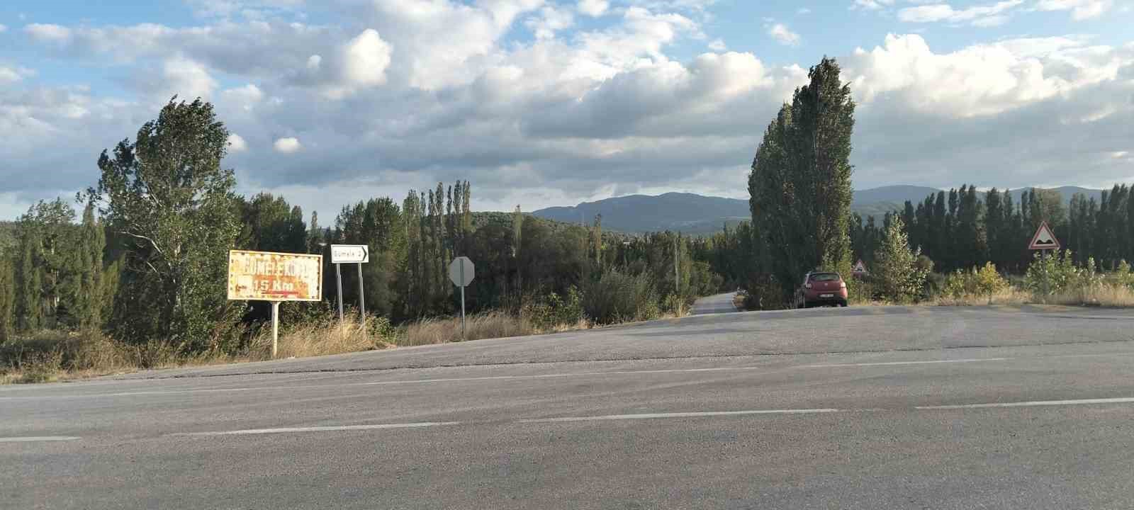 GEDİZ İLÇESİNE BAĞLI GÜMELE VE ALTINKENT KÖYLERİNİN GİRİŞİNDEKİ YOL GÜVENLİĞİ EKSİKLİKLERİ, SÜRÜCÜLER İÇİN BÜYÜK TEHLİKE OLUŞTURUYOR.