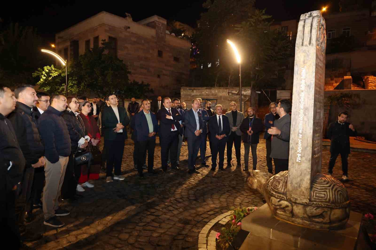 KAYSERİ’DE GERÇEKLEŞTİRİLEN TÜRKSOY 7. KIDEMLİ MEMURLAR TOPLANTISI KAPSAMINDA TALAS’A GELEN TÜRKSOY GENEL SEKRETER YARDIMCISI SAYİT YUSUF İLE TÜRK DÜNYASINDAN TEMSİLCİLER, TALAS BELEDİYESİ'NİN TÜRK DÜNYASININ ORTAK KÜLTÜR VE DEĞERLERİNİ YAŞATTIĞI TÜRKÇE SOKAĞI’NI GEZDİ.