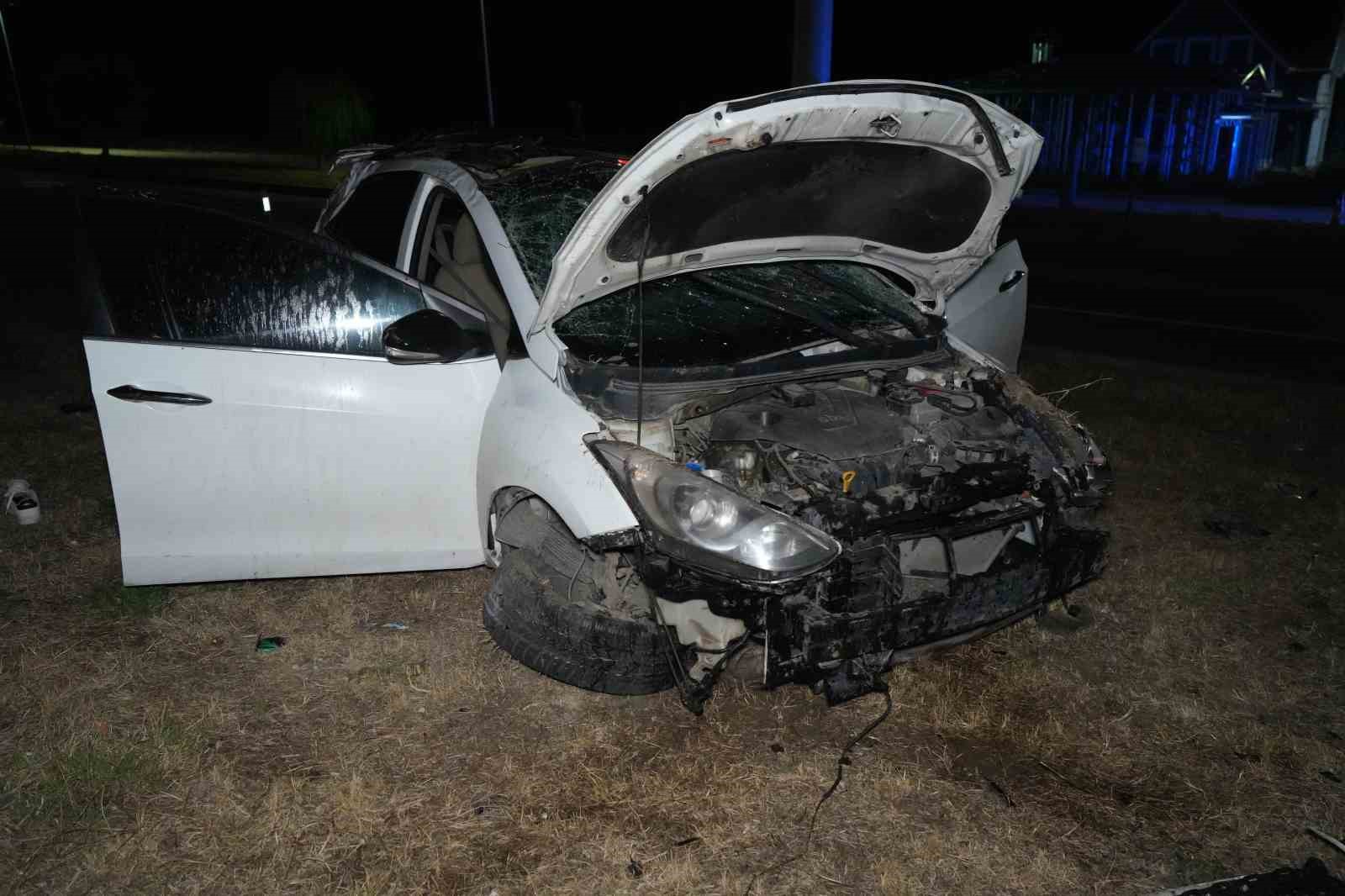EDİRNE'DE METRELERCE SAVRULARAK TAKLA ATAN OTOMOBİLDE SÜRÜCÜ AĞIR, TOPLAM 3 KİŞİ YARALANDI