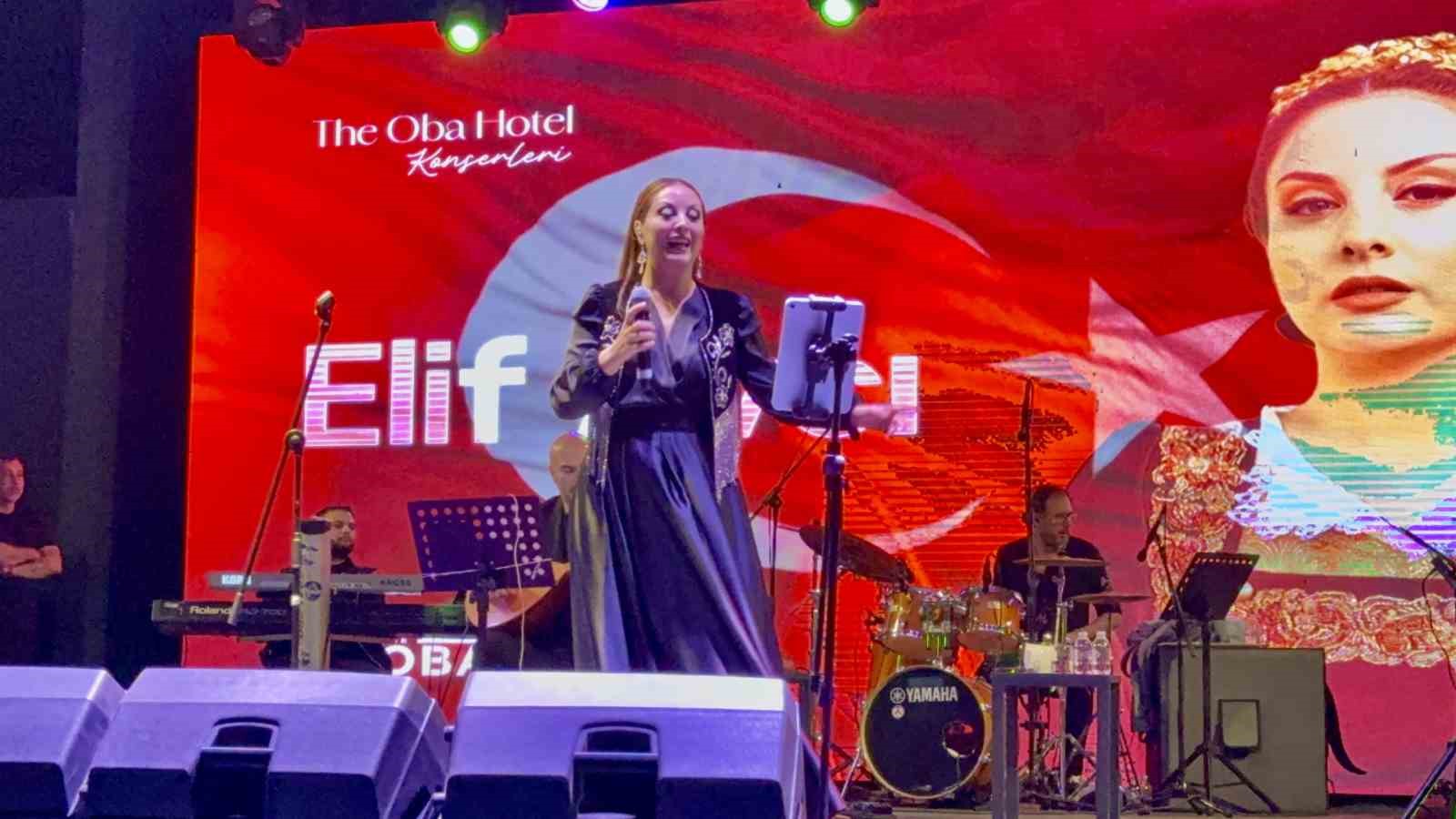 BODRUM’DA TÜRK HALK MÜZİĞİNİN GÜÇLÜ SESİ ELİF AVCI SAHNE ALDI