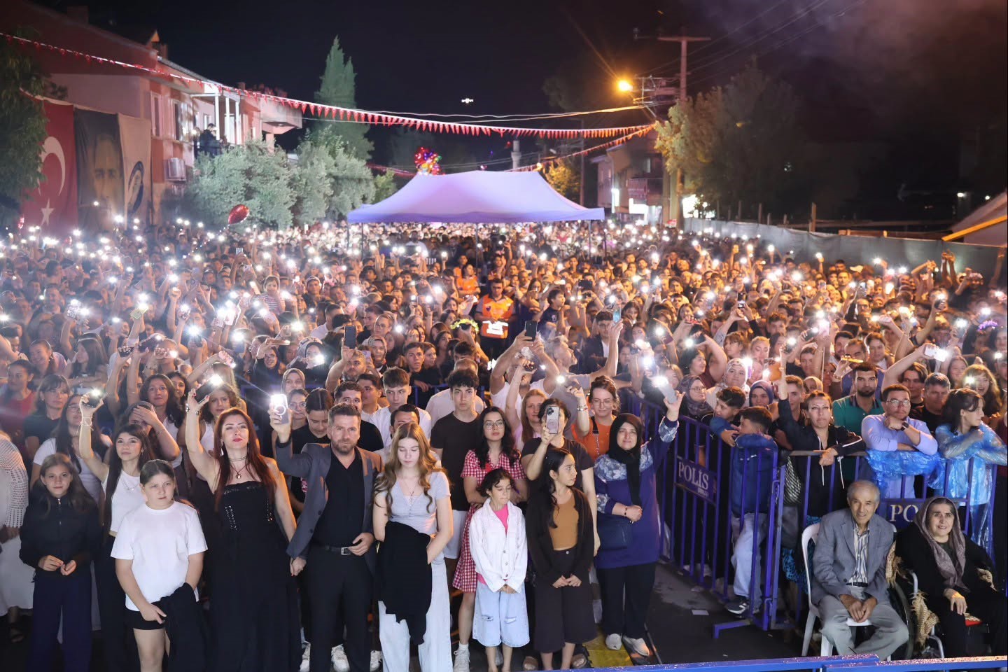 TAVAS BELEDİYESİ TARAFINDAN DÜZENLENEN TAVAS ZEYBEK, KÜLTÜR VE SANAT FESTİVALİ’NDE SAHNE ALAN MERVE ÖZBEY, BİNLERCE VATANDAŞA UNUTULMAZ BİR GECE YAŞATTI.