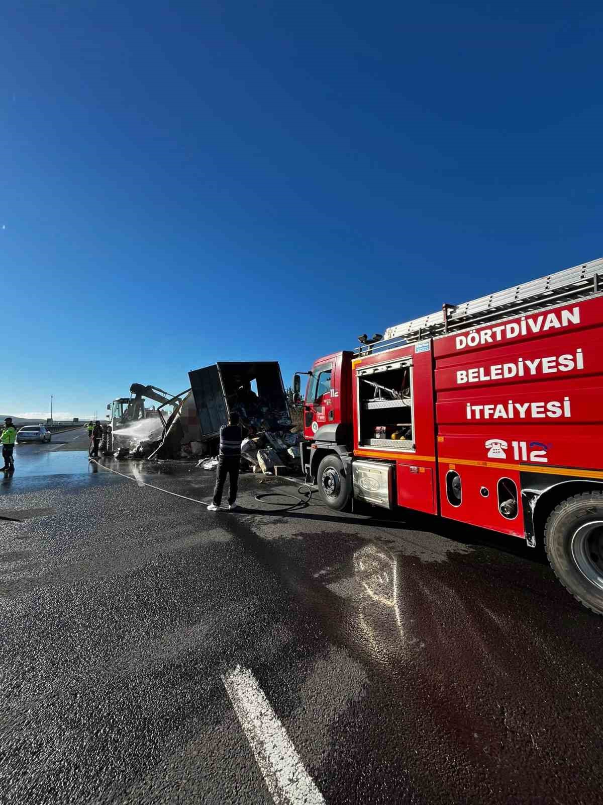 BOLU’NUN DÖRTDİVAN İLÇESİNDE SEYİR HALİNDEKİ KARGO YÜKLÜ TIRIN KUPA KISMINDA ÇIKAN YANGIN, KISA SÜREDE DORSESİNE SIÇRADI. ALEV ALEV YANAN TIR, İTFAİYE EKİPLERİNİN MÜDAHALESİYLE SÖNDÜRÜLDÜ.
