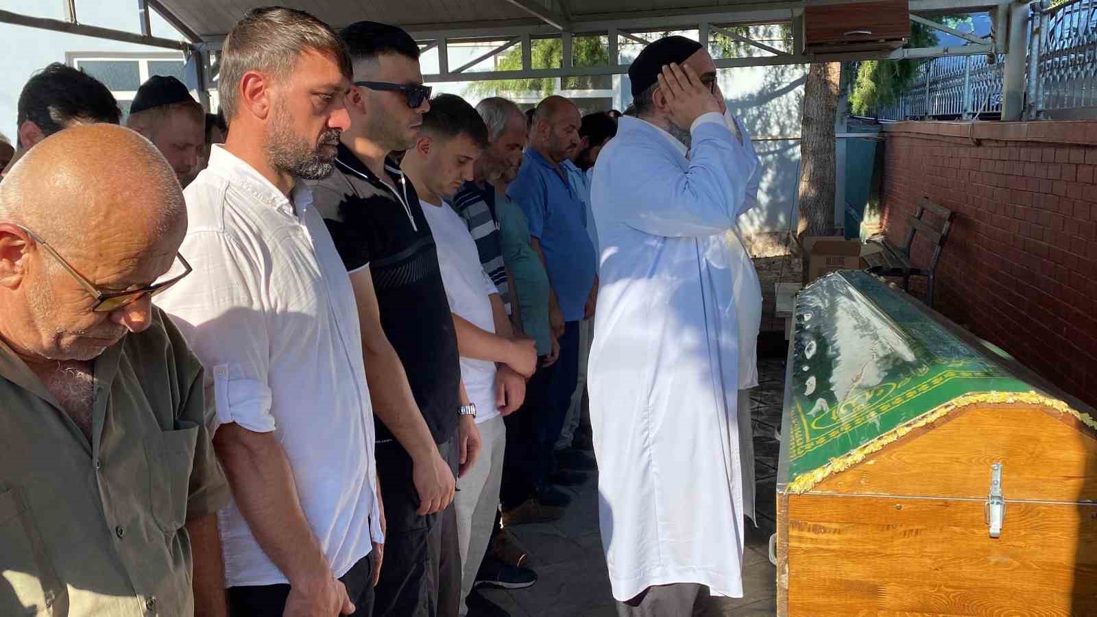 KOCAELİ'NİN BAŞİSKELE İLÇESİNDE 'AKRABASINA KÜFÜR EDİLDİĞİ' DUYUMU ÜZERİNE CİNAYET İŞLEYEN SANIĞA MÜEBBET HAPİS CEZASI VERİLDİ.