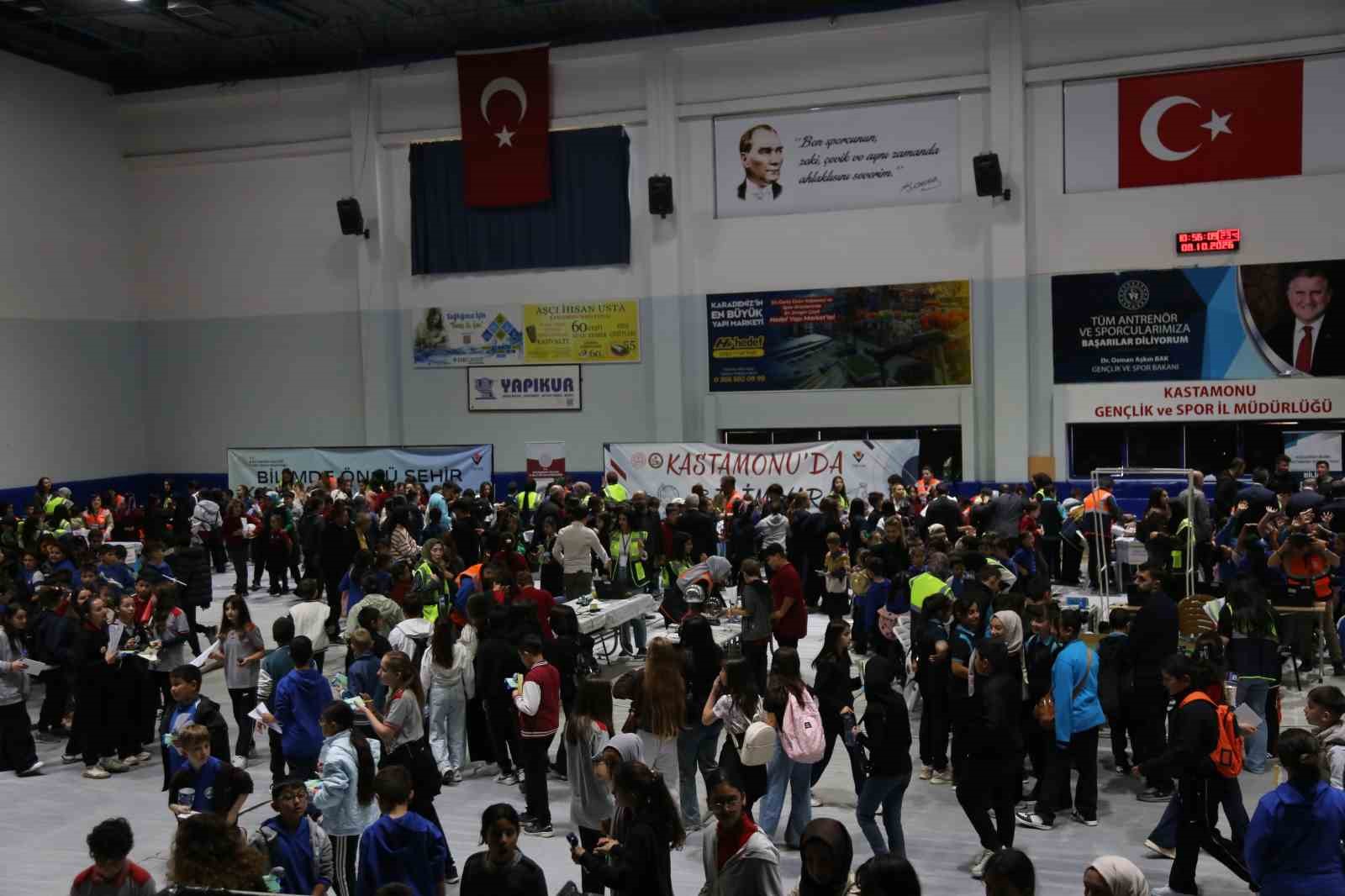 ATATÜRK SPOR SALONU’NDA GERÇEKLEŞTİRİLEN ŞENLİKTE ÖĞRENCİLER, BİLİM VE TEKNOLOJİYLE DOĞRUDAN ETKİLEŞİM KURMA FIRSATI BULDU.