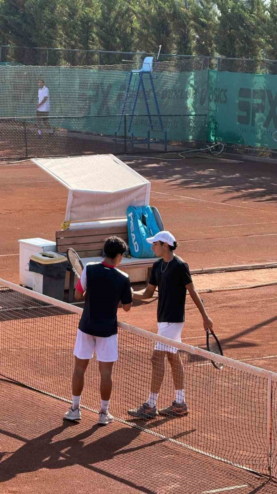 NİLÜFER BELEDİYESİ’NİN KATKILARIYLA YENİGÜN TENİS KULÜBÜ EV SAHİPLİĞİNDE DÜZENLENEN 4. ITF JUNİOR J30 YENİGÜN CUP TAMAMLANDI. 11 ÜLKEDEN YAKLAŞIK 150 SPORCUNUN KATILDIĞI TURNUVADA DERECEYE GİREN SPORCULAR ÖDÜLLENDİRİLDİ.