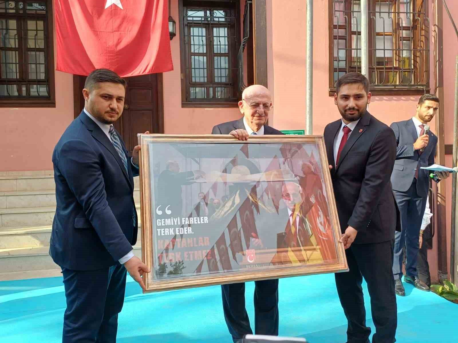 İSMAİL KAHRAMAN  (ORTADA), "GENÇLİK NE KADAR GÜÇLÜYSE ÜLKE O KADAR GÜÇLÜ OLUR" DEDİ.