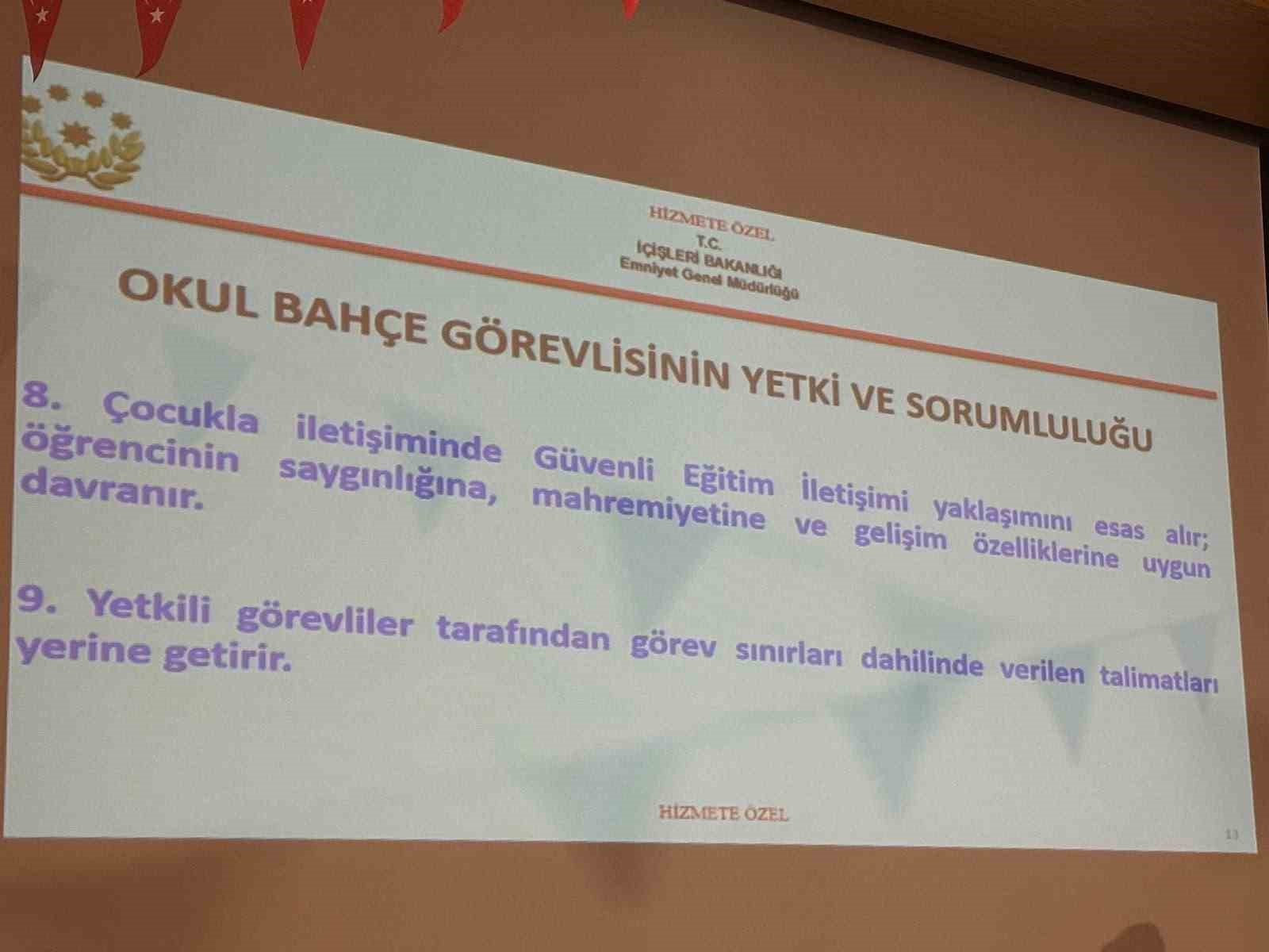 GÖREVLİLERE OKUL YERLEŞKESİNİN FİZİKİ SINIRLARI İÇERİSİNDEKİ GÖZETİM ROLLERİ, OKULA GİRİŞ-ÇIKIŞ KONTROLLERİNİN NASIL OLACAĞINI ANLATAN YETKİLİLER, İZİNSİZ GİRİŞLERDE VE OLUMSUZ DURUMLARDA DOĞRUDAN MÜDAHALE ETMEK YERİNE OKUL YÖNETİMİNE, 112 ACİL ÇAĞRI MERKEZİNE VEYA KOLLUK GÖREVLİLERİNE BİLDİRİMDE BULUNULMASI GEREKTİĞİNİ BELİRTTİLER.
