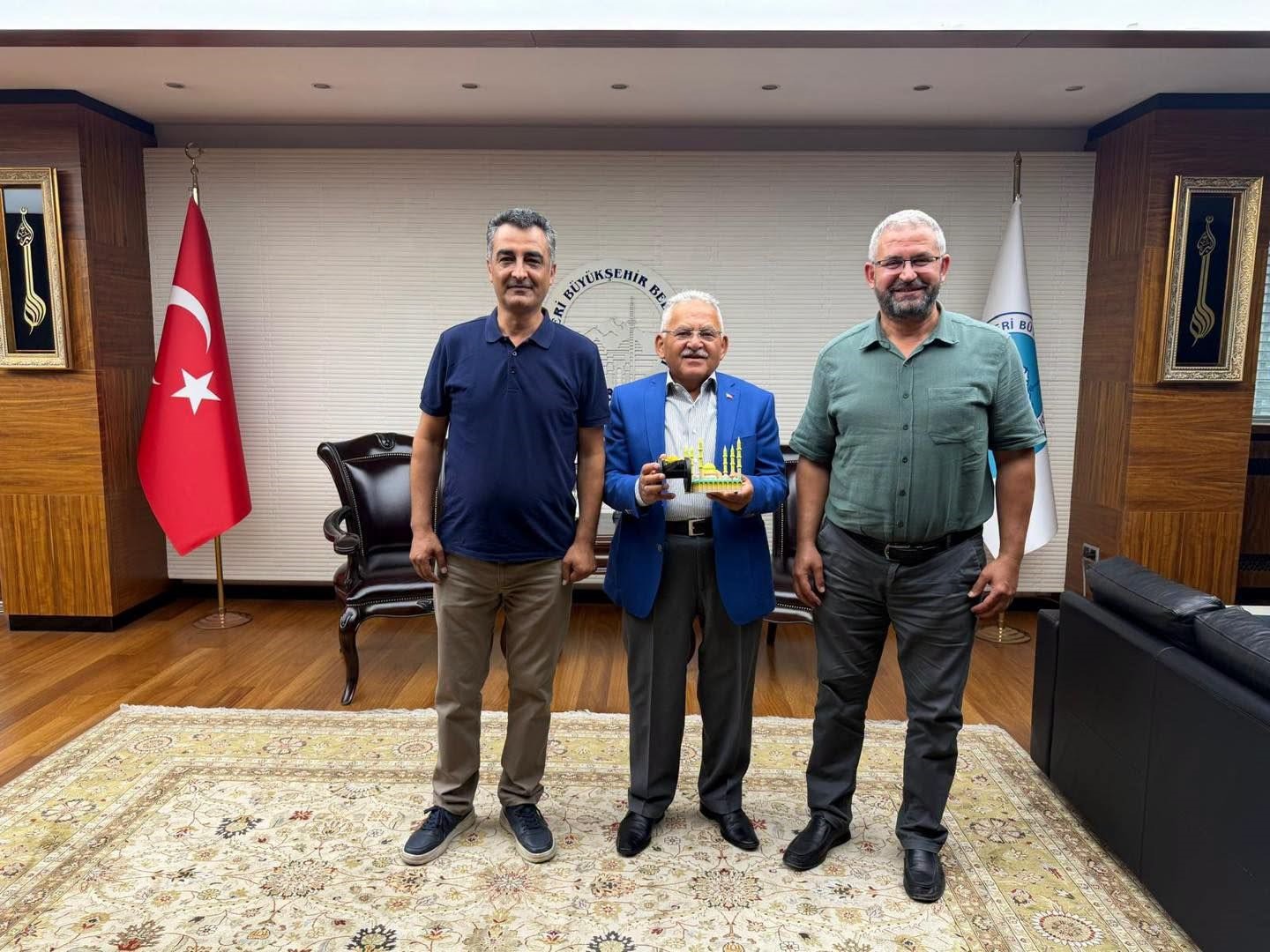 KAYSERİ BÜYÜKŞEHİR BELEDİYE BAŞKANI DR. MEMDUH BÜYÜKKILIÇ, AK PARTİ TEŞKİLATLARINDAN SİVİL TOPLUM KURULUŞLARINA VE FİNANS SEKTÖRÜNÜN TEMSİLCİLERİNE KADAR ŞEHRİN FARKLI KESİMLERİNDEN GELEN KONUKLARINI MAKAMINDA AĞIRLADI. BÜYÜKKILIÇ, KAYSERİ’NİN ORTAK AKIL VE İSTİŞARE KÜLTÜRÜYLE GELİŞMESİ İÇİN KENTTEKİ FARKLI PAYDAŞLARLA TEMASLARINI SÜRDÜRDÜ.
