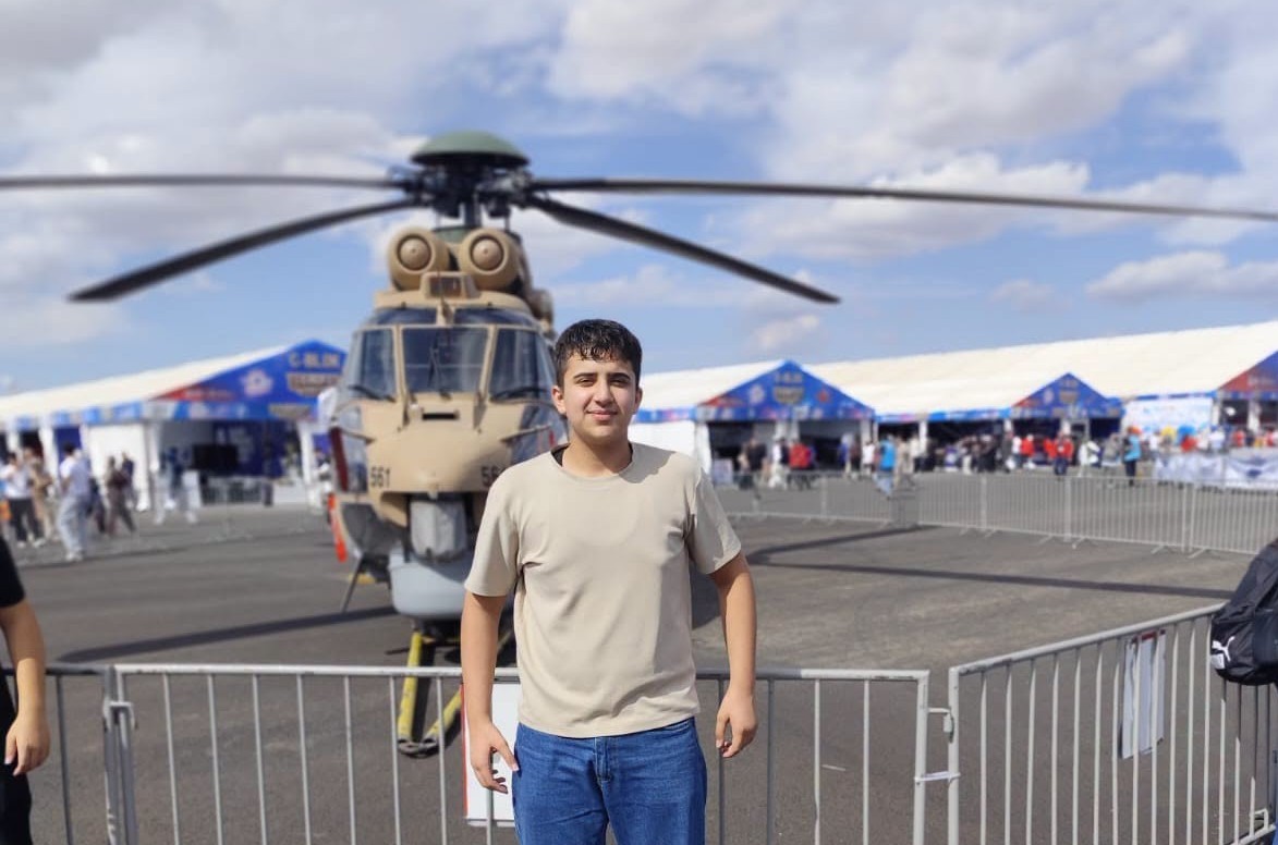 CİZRE'DEN ŞANLIURFA’DAKİ TEKNOFEST GÜNEYDOĞU FESTİVALİNE KATILAN ÖĞRENCİLER, YERLİ VE MİLLÎ TEKNOLOJİ HAMLESİNİN HEYECANINA ORTAK OLDU. SOLOTÜRK VE İHA GÖSTERİLERİNİ HAYRANLIKLA İZLEYEN GENÇLER, GELECEĞİN PROJELERİ İÇİN İLHAM ALDI.