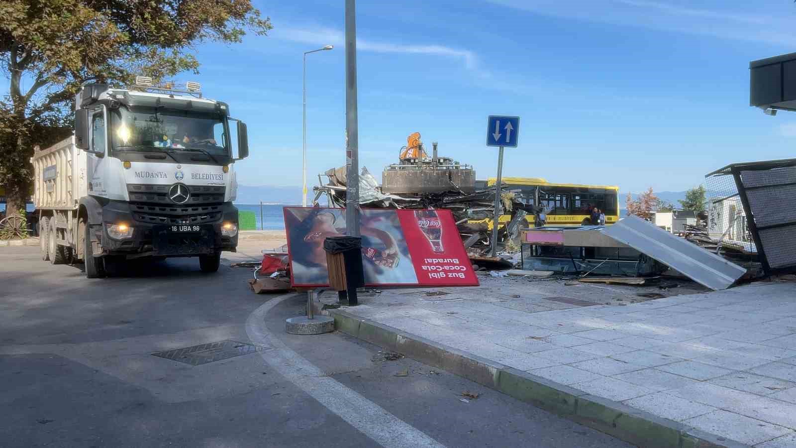 BURSA'DA UZUN SÜREDİR FAALİYET GÖSTEREN MEYDANDAKİ BÜFE, MUDANYA BELEDİYESİ TARAFINDAN USULSÜZ KULLANIM GEREKÇESİYLE YAPILAN TAHLİYE VE YIKIM TALEBİNİN ARDINDAN, İŞLETMECİNİN MAHKEMEYE YAPTIĞI BAŞVURUNUN REDDEDİLMESİ ÜZERİNE YIKILDI.GÖKÇİN ÖDÜL/BURSA-İHA