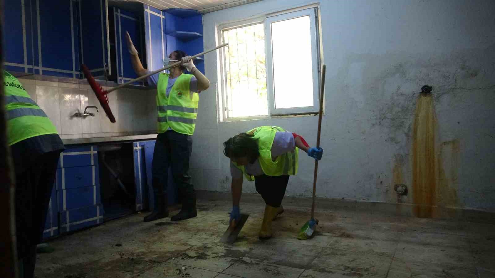 ANTALYA’NIN KEPEZ İLÇESİNDE 8 YILDIR ÖRÜMCEK AĞLARI VE ÇÖPLERLE DOLU EVDE YAŞAMINI SÜRDÜRMEYE ÇALIŞAN YAŞLI KADINA KEPEZ BELEDİYESİ EKİPLERİ YARDIM ELİ UZATTI. RAHATSIZLIĞI NEDENİYLE HASTANEYE YATIRILAN KADININ YAŞADIĞI EVDEN EKİPLER 6 KAMYON ÇÖP ÇIKARDI. TEMİZLİK VE YENİLEME ÇALIŞMASININ ARDINDAN EV YENİ EŞYALARLA DONATILARAK SAHİBİNE TESLİM EDİLECEK.