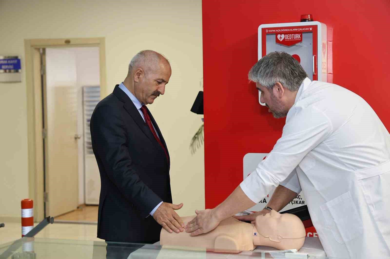 GEBZE’DE ANİ KALP DURMALARINDA HAYAT KURTARABİLECEK YENİ DÖNEM BAŞLIYOR. KENTİN YOĞUN NOKTALARINA YERLEŞTİRİLECEK OED CİHAZLARI, ACİL DURUMLARDA İLK MÜDAHALE İÇİN VATANDAŞLARIN KULLANIMINA SUNULACAK.