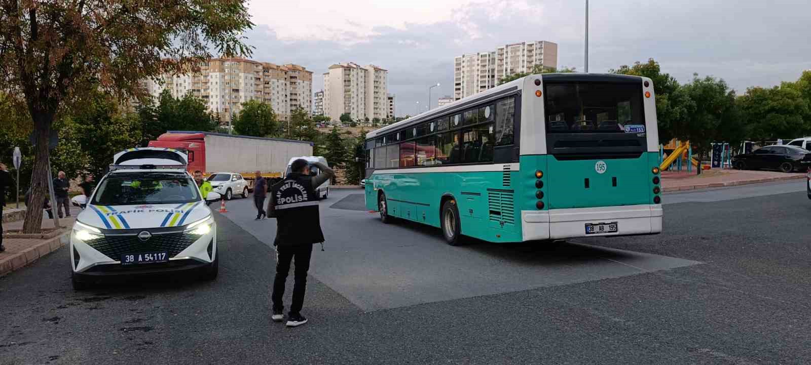 KAYSERİ'NİN KOCASİNAN İLÇESİNDE SÜRDÜĞÜ BİSİKLET İLE HALK OTOBÜSÜNÜN ALTINDA KALAN ÇOCUK HAYATINI KAYBETTİ.