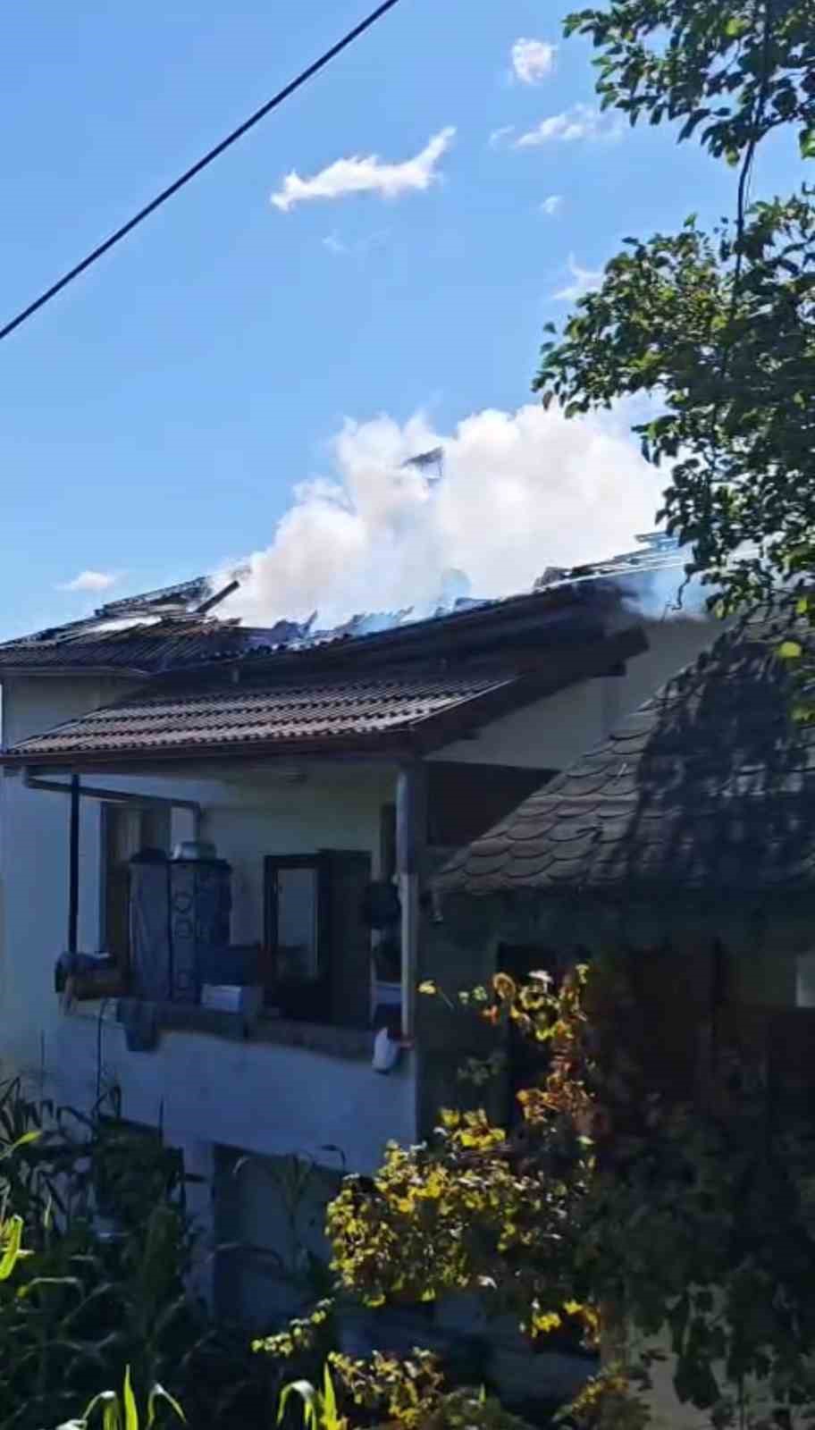 KARABÜK’ÜN SAFRANBOLU İLÇESİNDE BİR EVİN ÇATISINDA ÇIKAN YANGIN, İTFAİYE EKİPLERİNİN MÜDAHALESİYLE BÜYÜMEDEN SÖNDÜRÜLDÜ.