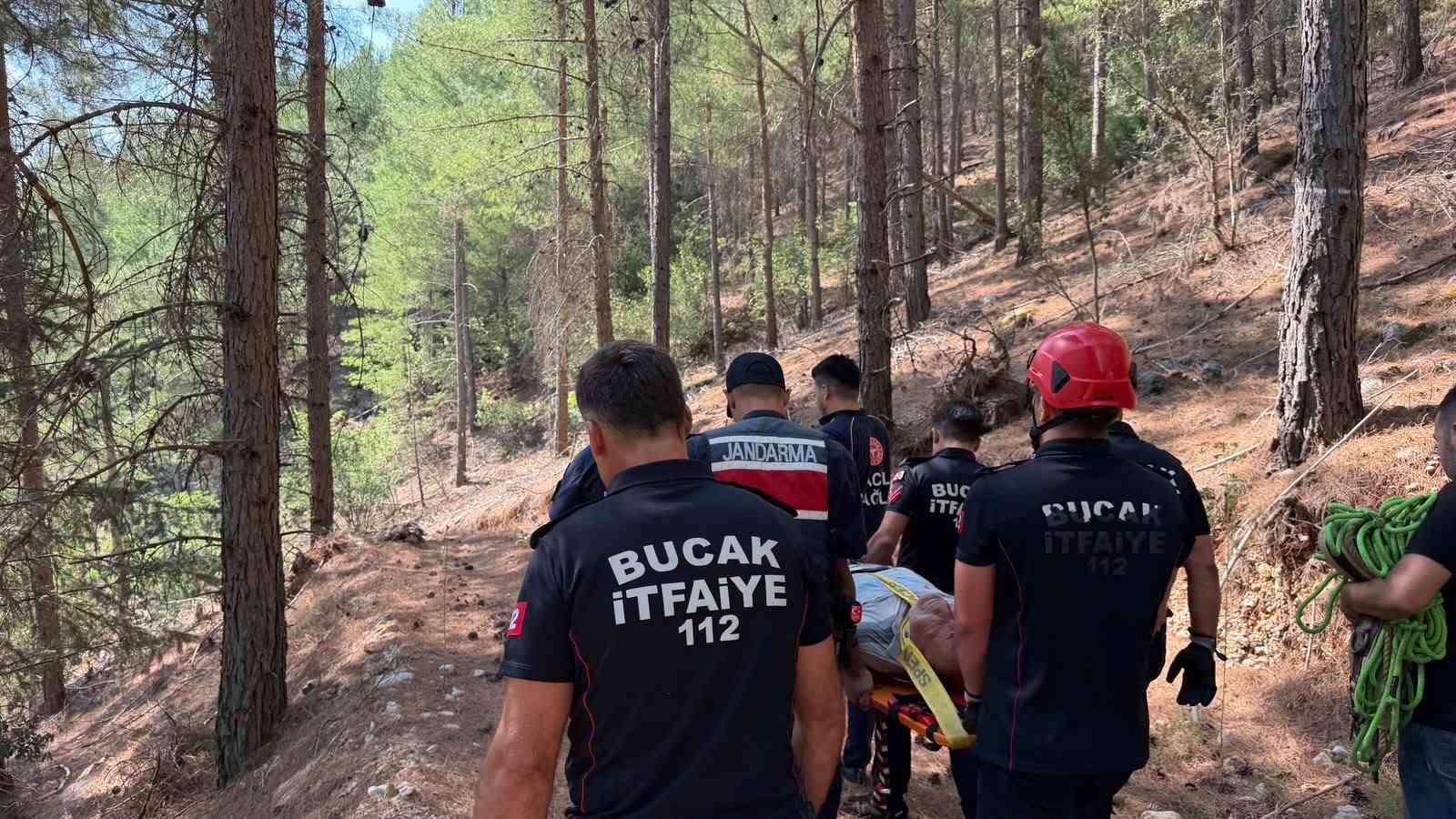BURDUR'UN BUCAK İLÇESİNDE SIZGILA OTU TOPLAMAK İÇİN DAĞLIK ALANA ÇIKAN VATANDAŞ, KAYALIKLARDAN DÜŞEREK YARALANDI. YARALI, EKİPLERİN YAKLAŞIK 30 DAKİKALIK YAYA ULAŞIMININ ARDINDAN BULUNDUĞU YERDEN KURTARILARAK HASTANEYE KALDIRILDI.