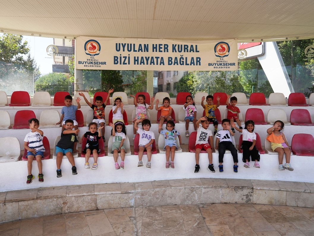 DENİZLİ BÜYÜKŞEHİR BELEDİYESİ GÜNEŞLİ GÜNLER ÇOCUK GELİŞİM MERKEZLERİ, MİNİK ÖĞRENCİLERİNE YÖNELİK DİKKAT ÇEKEN BİR YAZ PROGRAMINA İMZA ATTI. ÇOCUKLARIN ERKEN YAŞTA FARKINDALIK KAZANMASI VE YAŞAYARAK ÖĞRENMESİ AMACIYLA DÜZENLENEN GEZİLER KAPSAMINDA MİNİKLER; BİLİM, TARİH VE TRAFİK KURALLARIYLA İÇ İÇE DOLU DOLU BİR YAZ DÖNEMİ GEÇİRDİ.