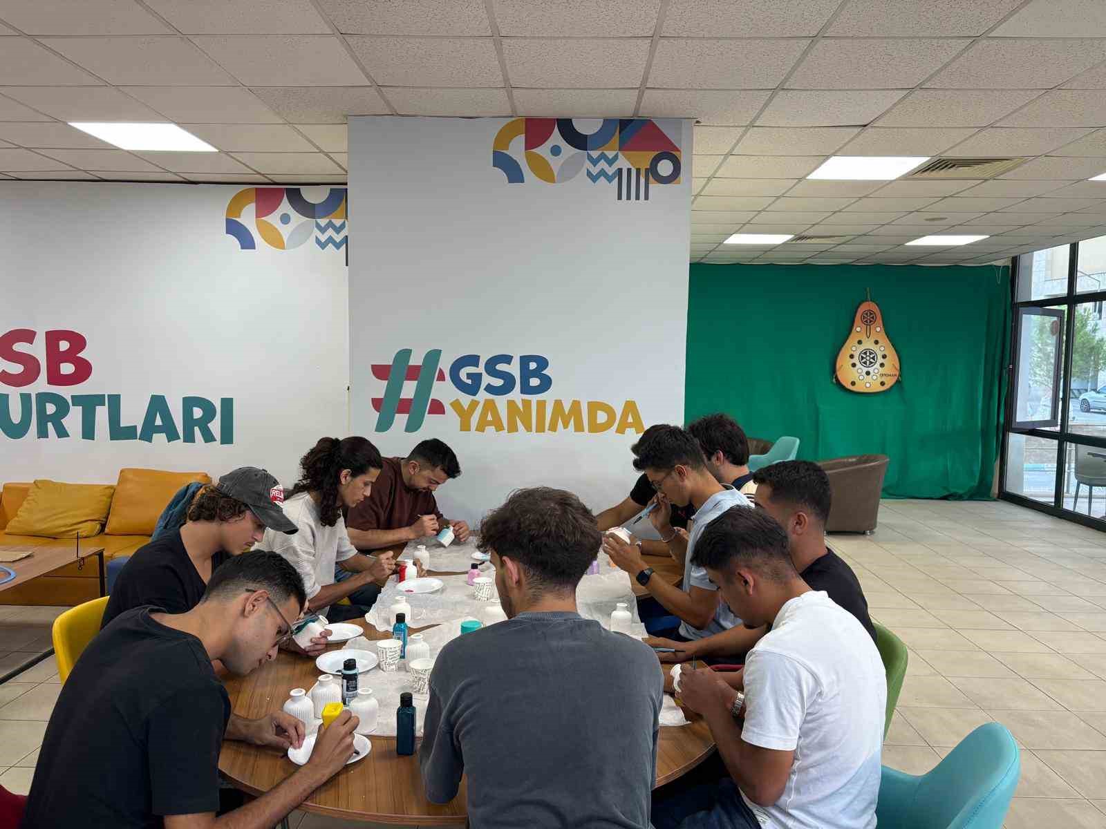 MUĞLA ERKEK ÖĞRENCİ YURDUNDA GENÇLERE YÖNELİK SOSYAL, SANATSAL VE SPORTİF FAALİYETLER SÜRÜYOR