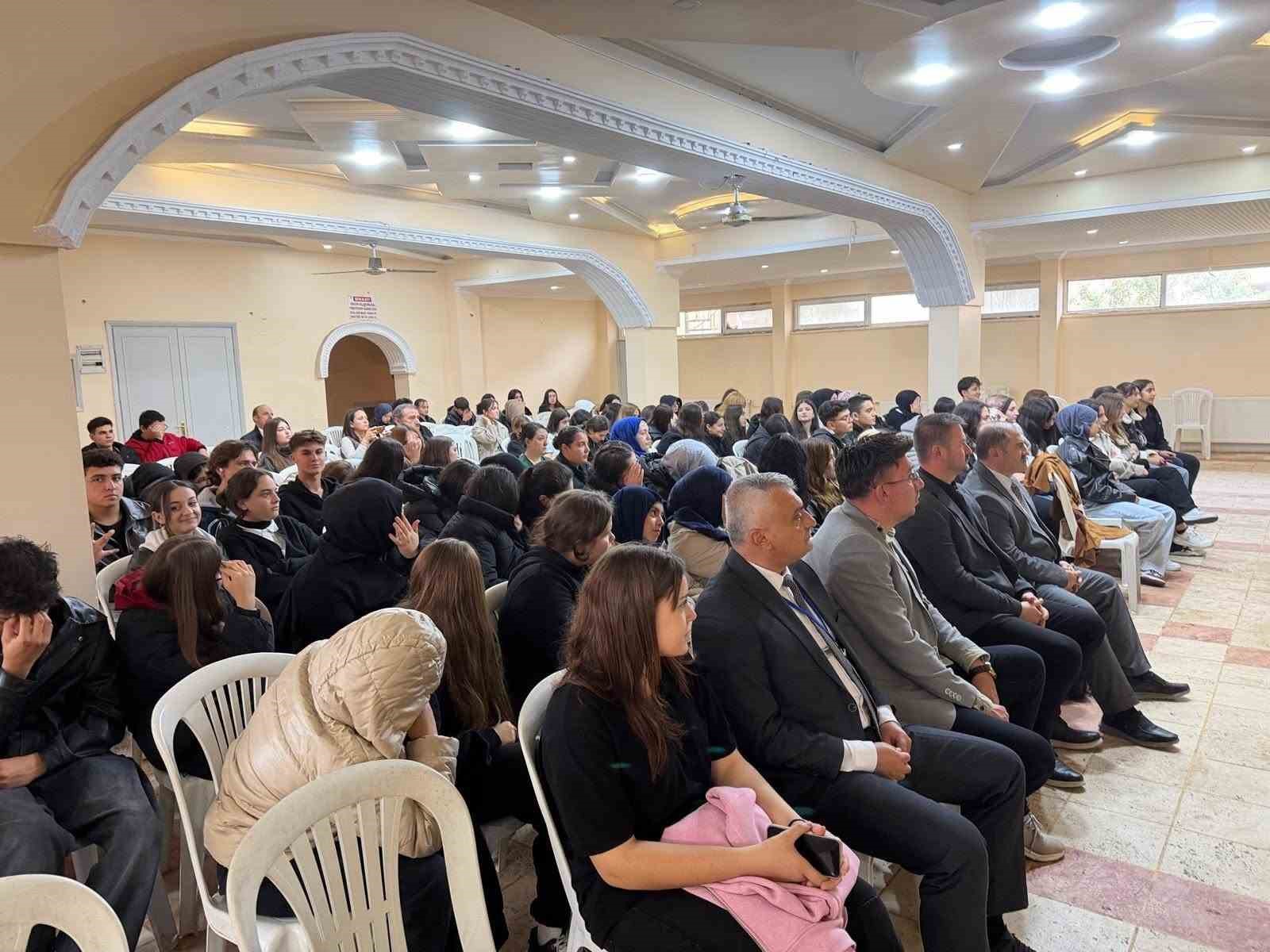 KÜTAHYA'NIN BOR ZENGİNLİĞİYLE ÖNE ÇIKAN İLÇESİ EMET'TE ÖĞRENCİLER, GELECEĞİN TEKNOLOJİLERİNDE BORUN NASIL BİR ROL OYNAYACAĞINI UZMANINDAN DİNLEDİ.