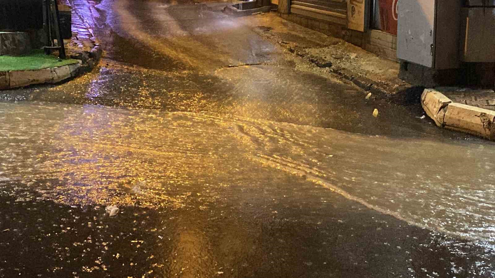 ELAZIĞ’DA ETKİLİ OLAN SAĞANAK YAĞIŞ HAYATI OLUMSUZ ETKİLEDİ. KENT MERKEZİNDE YOLLAR GÖLE DÖNDÜ, SÜRÜCÜLER ZOR ANLAR YAŞADI
