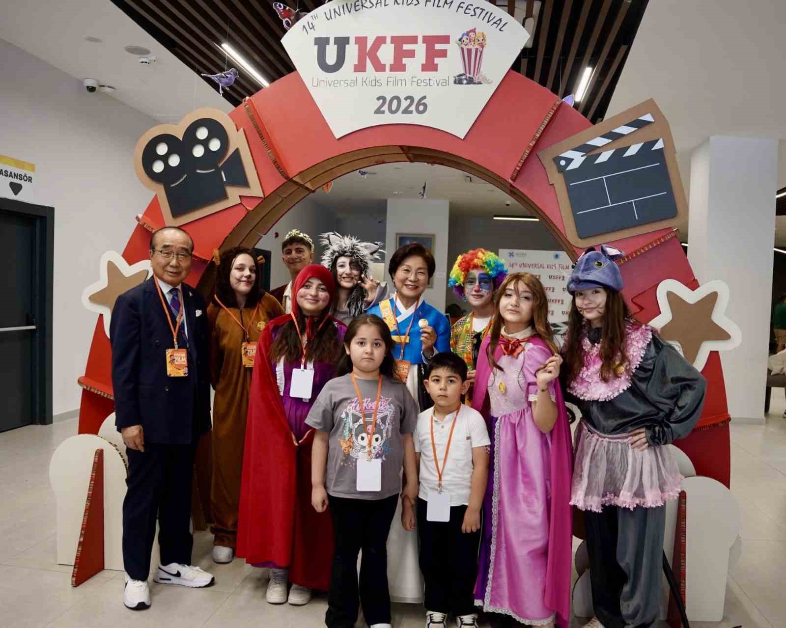 FARKLI ÜLKELERDEN FİLMLERİ ÇOCUKLAR VE GENÇLERLE BULUŞTURAN FESTİVAL, KÜLTÜRLERARASI İLETİŞİM VE DÜNYA BARIŞI MESAJLARIYLA ÖNE ÇIKTI.