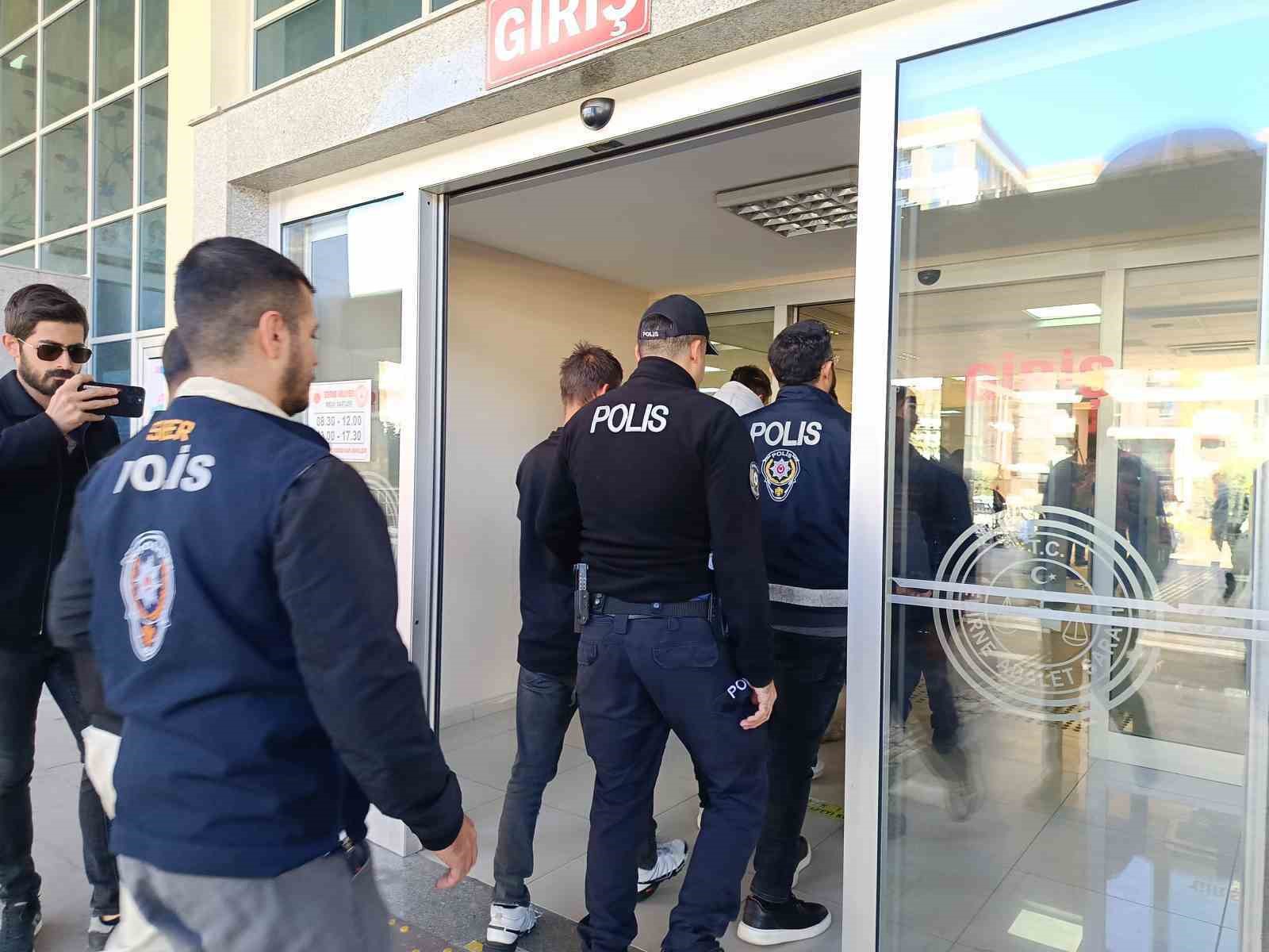 EDİRNE’DE YAKLAŞIK 274 MİLYON 744 BİN 961 LİRALIK İŞLEM HACMİ TESPİT EDİLEN YASA DIŞI BAHİS SORUŞTURMASI KAPSAMINDA GÖZALTINA ALINAN 7 ŞÜPHELİDEN 6’SI TUTUKLANIRKEN, 1 ŞÜPHELİ ADLİ KONTROL ŞARTIYLA SERBEST BIRAKILDI.