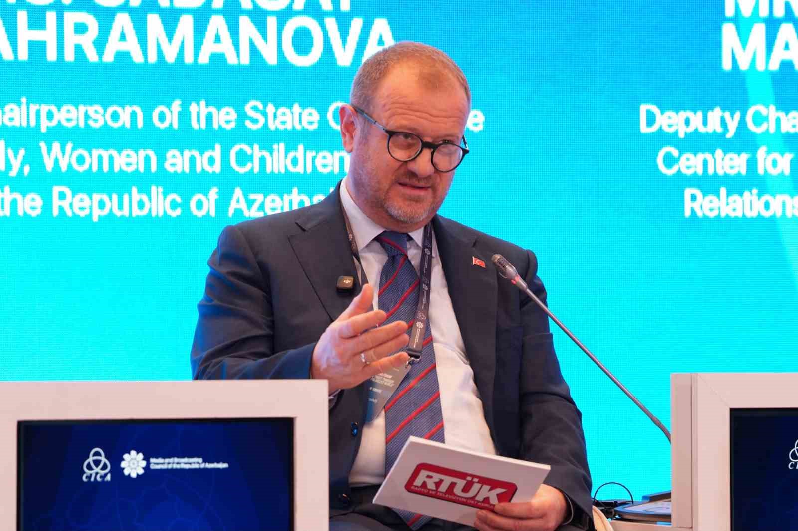 DANİŞ, "DİJİTAL VATAN ANLAYIŞI, YALNIZCA TEKNİK BİR ALTYAPININ KORUNMASINDAN İBARET DEĞİLDİR. AYNI ZAMANDA TOPLUMLARIMIZIN HAKİKATE ERİŞİMİNİ VE TOPLUMSAL HUZURUMUZU HEDEF ALAN MANİPÜLASYON VE DEZENFORMASYON GİRİŞİMLERİNE KARŞI KURUMSAL VE TOPLUMSAL BİR DAYANIKLILIK İNŞA ETME İRADESİNİ İFADE ETMEKTEDİR" DEDİ.