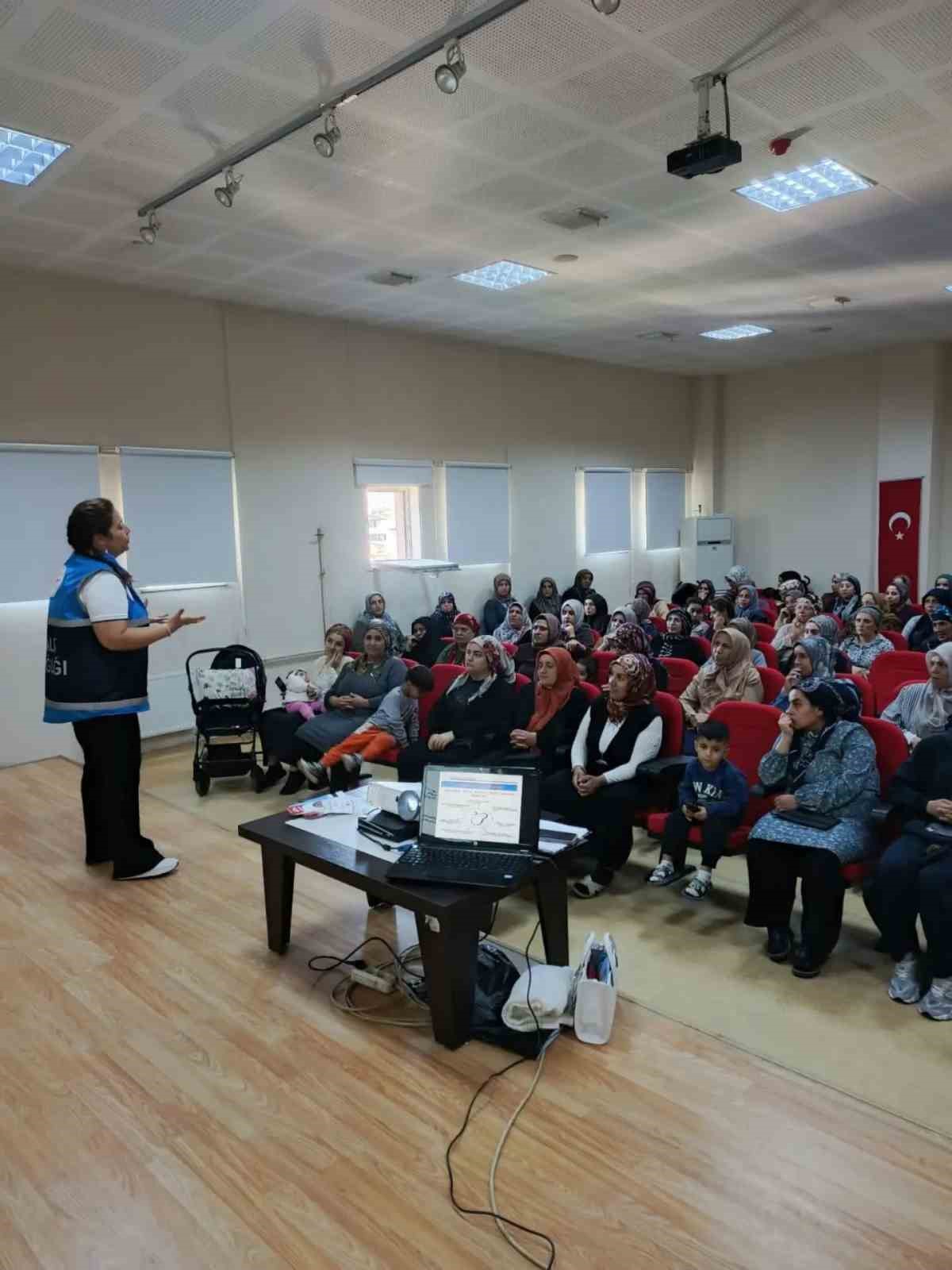 AYDIN’IN NAZİLLİ İLÇESİNDE KADINLARA YÖNELİK DÜZENLENEN EĞİTİMLERDE NORMAL DOĞUM, ANNE SÜTÜ, KADIN SAĞLIĞI, MADDE BAĞIMLILIĞI VE MAHREMİYET KONULARINDA BİLGİLENDİRME YAPILDI. GEBELERE İSE DOĞUM ÖNCESİ VE SONRASI SÜREÇLERE İLİŞKİN EĞİTİM VERİLDİ.