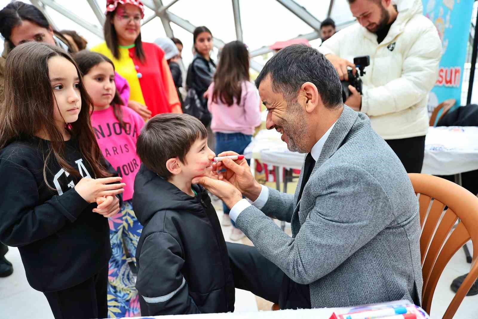 DENİZLİ BÜYÜKŞEHİR BELEDİYESİ, YAZ TATİLİNİ ÇOCUK ŞENLİĞİ İLE DAHA EĞLENCELİ HALE GETİRİYOR. 21 AĞUSTOS-13 EYLÜL 2026 TARİHLERİ ARASINDA YAPILACAK ŞENLİK, BİLİMDEN SANATA, SPORDAN EĞLENCEYE KADAR PEK ÇOK ETKİNLİĞİ ÇOCUKLARLA BULUŞTURACAK.