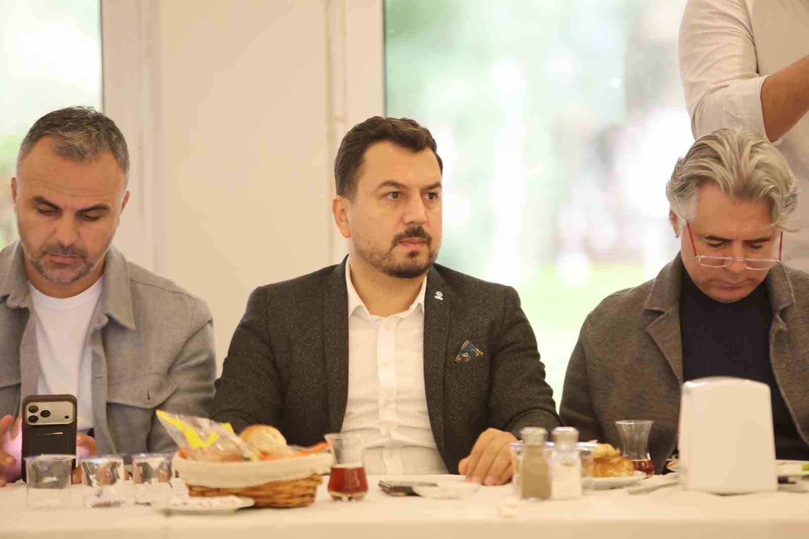 AK PARTİ İZMİR İL BAŞKANI BİLAL SAYGILI, EĞİTİME DESTEK PLATFORMU İZMİR EKİM AYI İL KOORDİNASYON TOPLANTISI'NA KATILARAK KENTTE YÜRÜTÜLEN EĞİTİM FAALİYETLERİ VE DESTEK ÇALIŞMALARINI DEĞERLENDİRDİ.