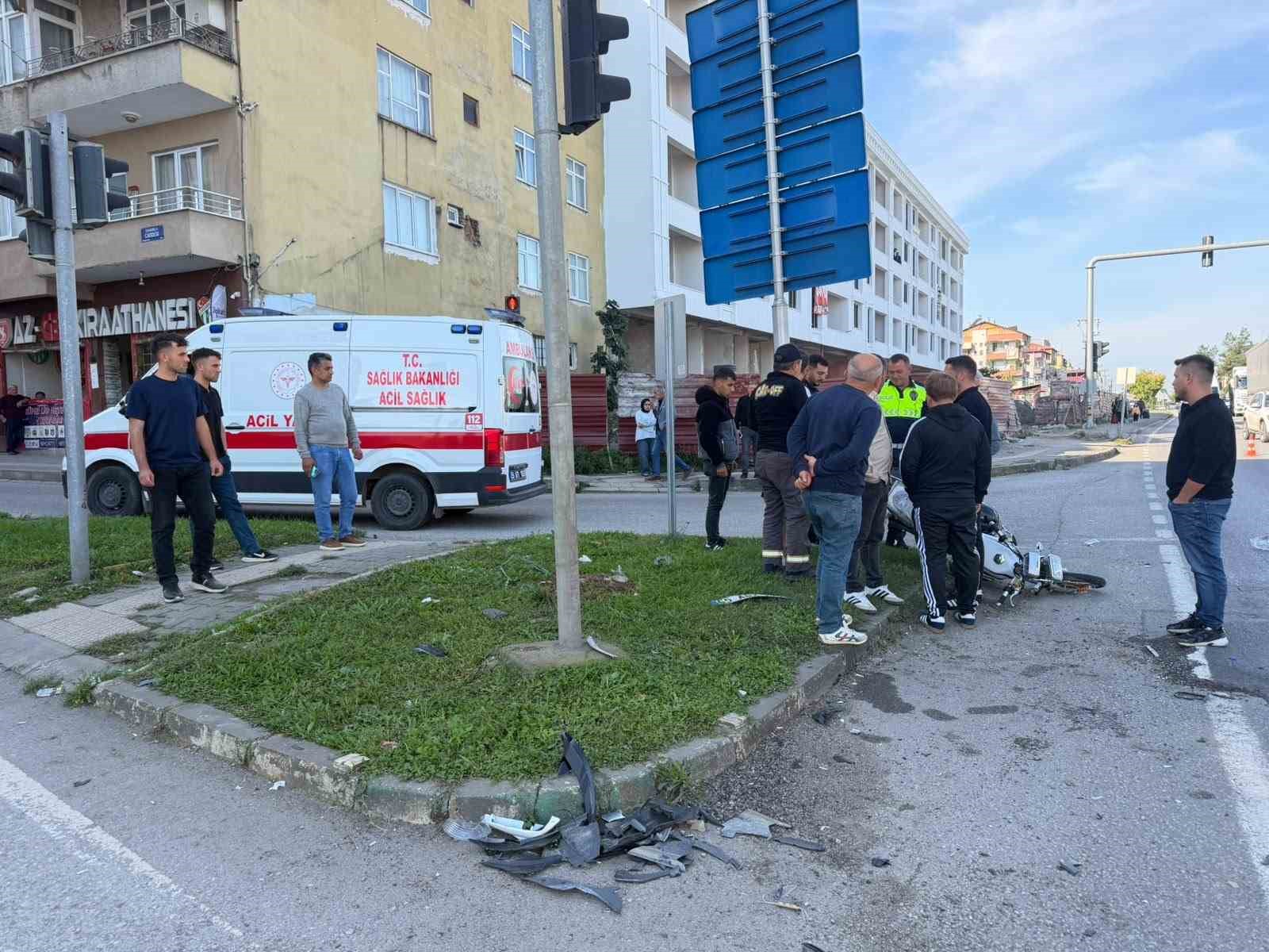 YARALI MOTOSİKLET SÜRÜCÜSÜ E.A., OLAY YERİNDE YAPILAN İLK MÜDAHALENİN ARDINDAN ÇARŞAMBA DEVLET HASTANESİNE KALDIRILDI.
