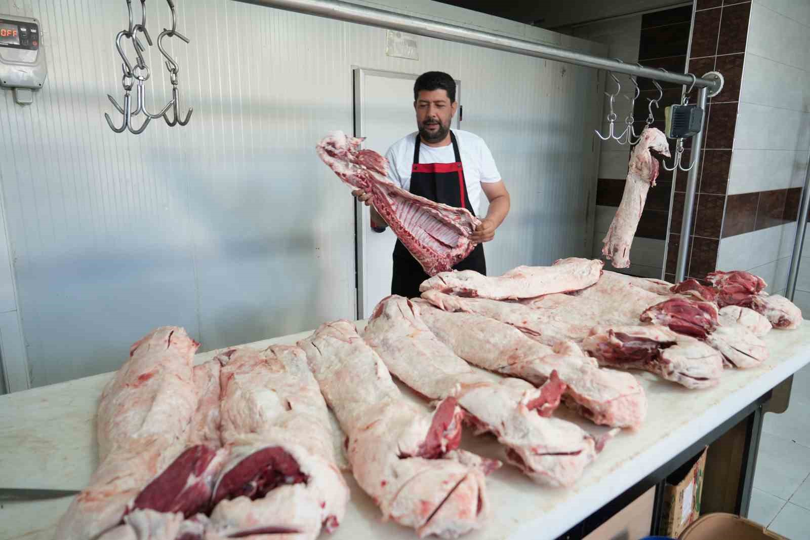 MUŞ’UN YÖRESEL LEZZETLERİ ARASINDA ÖNEMLİ BİR YERE SAHİP OLAN BÜRYAN, MERALARDA YETİŞTİRİLEN KÜÇÜKBAŞ HAYVANLARIN ETLERİNİN ÖZENLE HAZIRLANIP TANDIRDA PİŞİRİLMESİYLE SOFRALARI SÜSLÜYOR.