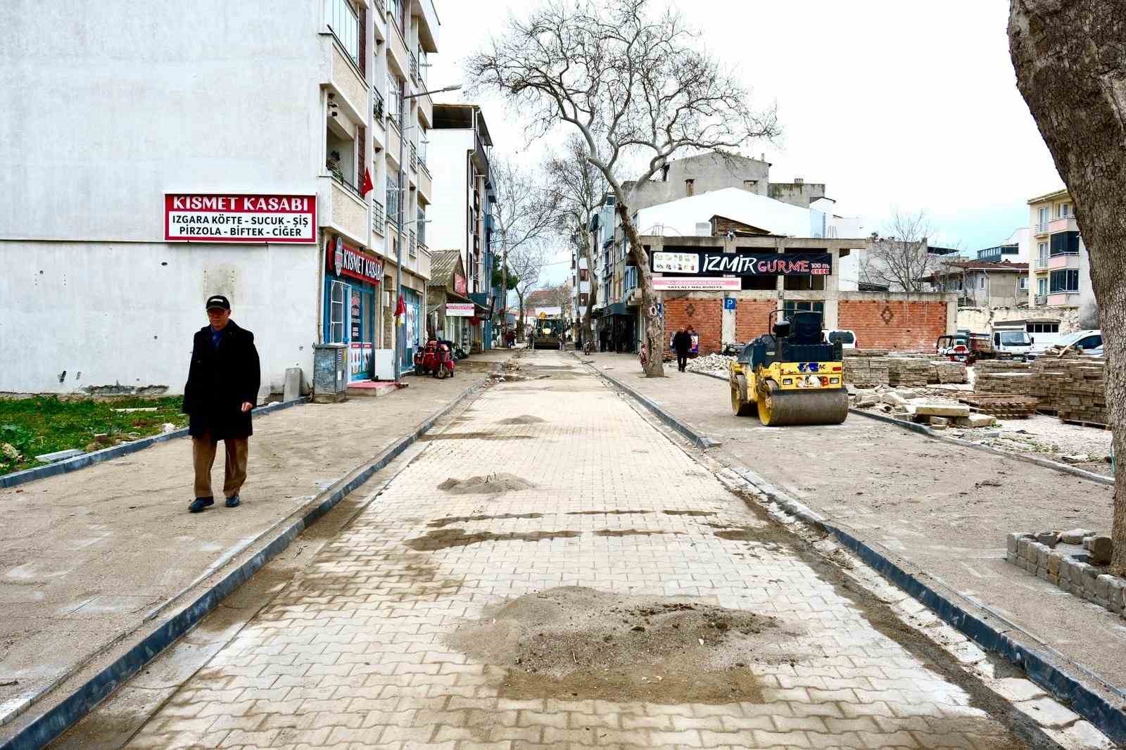 KARABİGA BELEDİYE BAŞKANI AHMET ELBİ, KARABİGA BELDESİNDE KÖY VE MAHALLE MUHTARLARIYLA BİR ARAYA GELDİĞİ TOPLANTIDA, KARABİGA'YA 7 YILDA YAPILAN YATIRIMLARI VE DEVAM EDEN ÇALIŞMALARI ANLATTI. (ARŞİV FOTO)