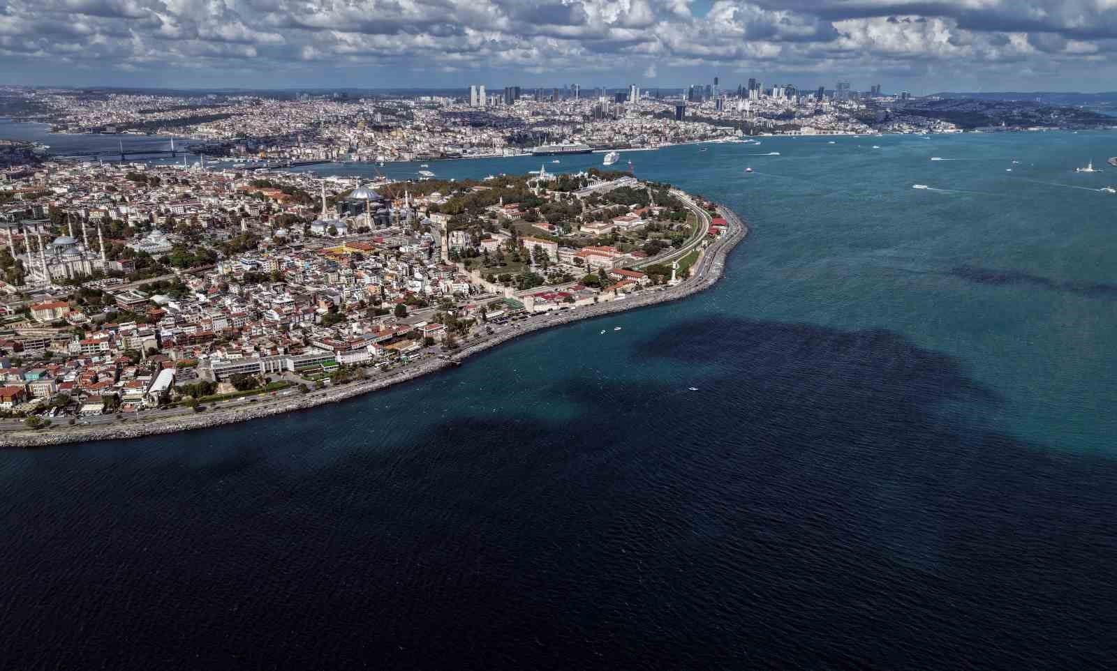 İSTANBUL’DA SON GÜNLERDE ETKİLİ OLAN YAĞIŞLARIN ARDINDAN İSTANBUL BOĞAZI’NDA ALG PATLAMASI MEYDANA GELDİ, BOĞAZ’IN MASMAVİ SULARININ TURKUAZA BÜRÜNDÜ