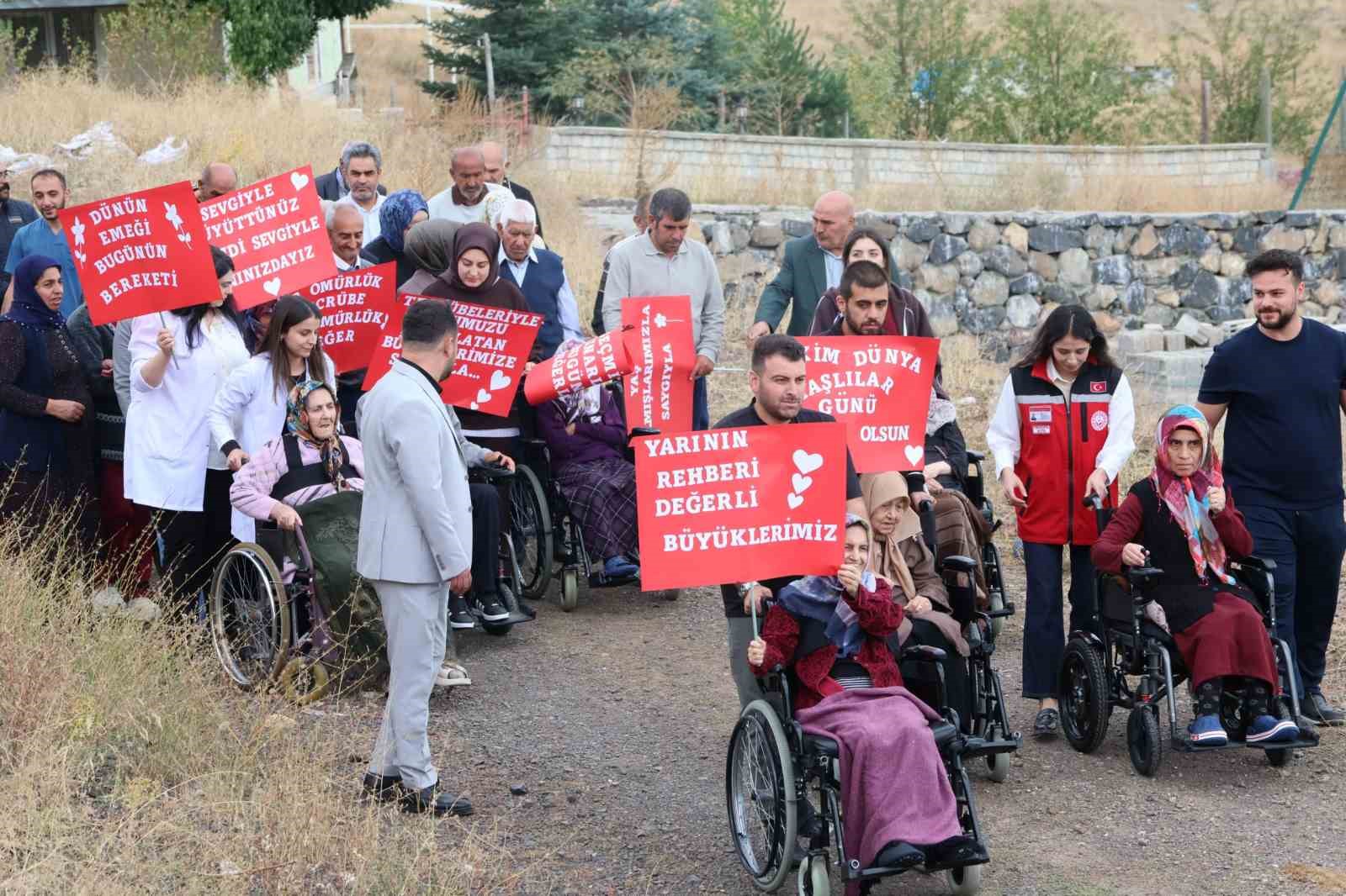 AİLE VE SOSYAL HİZMETLER BAKANLIĞI ÖNCÜLÜĞÜNDE, 1 EKİM DÜNYA YAŞLILAR GÜNÜ KAPSAMINDA 81 İLDE EŞ ZAMANLI GERÇEKLEŞTİRİLEN FARKINDALIK YÜRÜYÜŞÜNÜN ERZURUM AYAĞI, ERZURUM AİLE VE SOSYAL HİZMETLER İL MÜDÜRLÜĞÜ TARAFINDAN DÜZENLENDİ.