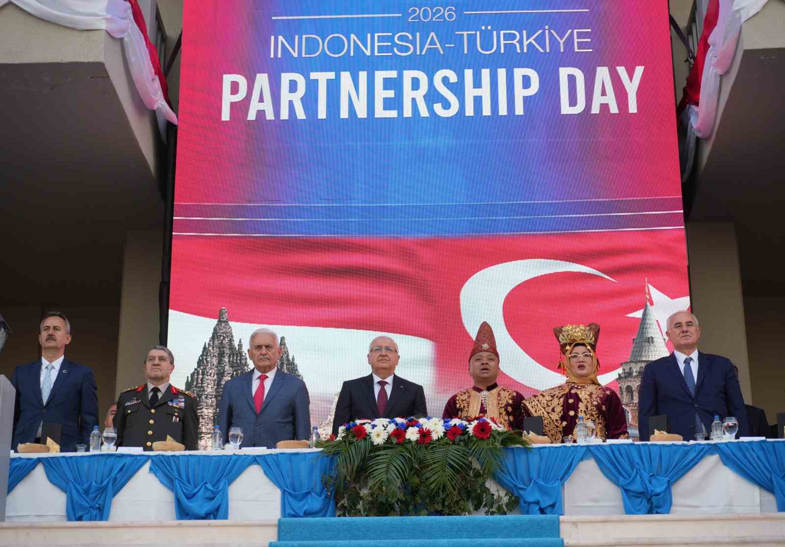ENDONEZYA’NIN BAĞIMSIZLIĞININ 81’İNCİ YIL DÖNÜMÜ DOLAYISIYLA ANKARA’DA "PARTNERSHİP DAY 2026" RESEPSİYONU DÜZENLENDİ. MİLLÎ SAVUNMA BAKANI YAŞAR GÜLER, TÜRKİYE İLE ENDONEZYA ARASINDA 48 ADET MİLLÎ MUHARİP UÇAK KAAN’IN SATIŞINA YÖNELİK VARILAN MUTABAKATIN SAVUNMA SANAYİİ İŞ BİRLİĞİNİ DAHA ÜST SEVİYEYE TAŞIDIĞINI BELİRTTİ.