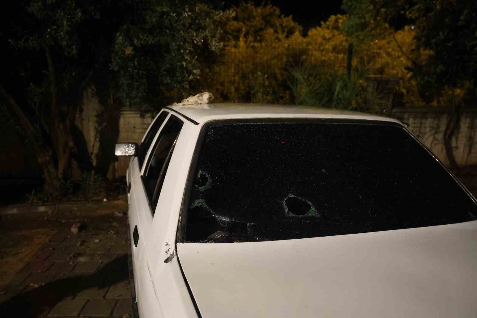 ADANA’NIN KOZAN İLÇESİNDE AKŞAM SAATLERİNDE ANİDEN BAŞLAYAN FIRTINA VE ŞİDDETLİ SAĞANAK VATANDAŞLARA PANİK YAŞATTI. YAKLAŞIK 15 DAKİKA SÜREN SAĞANAK SIRASINDA PEŞ PEŞE ÇAKAN YILDIRIMLAR KAMERALARA YANSIRKEN, KARACAOĞLAN MAHALLESİ’NDE YILDIRIMIN İSABET ETTİĞİ RAHİME YÜCE APARTMANI’NDAN KOPAN BETON PARÇALARI PARK HALİNDEKİ 2 OTOMOBİLE ZARAR VERDİ.