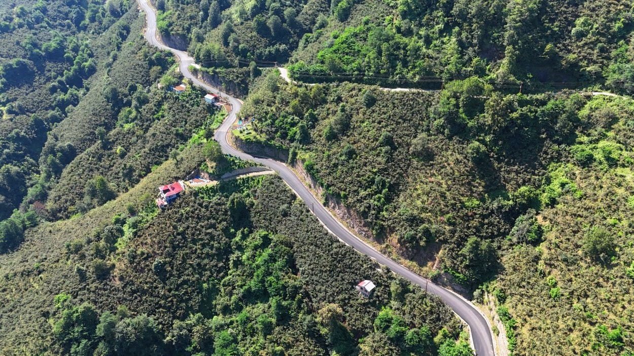 ORDU BÜYÜKŞEHİR BELEDİYESİ TARAFINDAN ALTINORDU VE PERŞEMBE İLÇELERİNDEKİ MAHALLELERİ BİRBİRİNE BAĞLAYAN 10,3 KİLOMETRELİK GÜZERGAHTA SICAK ASFALT ÇALIŞMALARI TAMAMLANIRKEN, 4 METREDEN 8 METREYE ÇIKARILAN YOL MODERN VE KONFORLU HALE GETİRİLDİ.