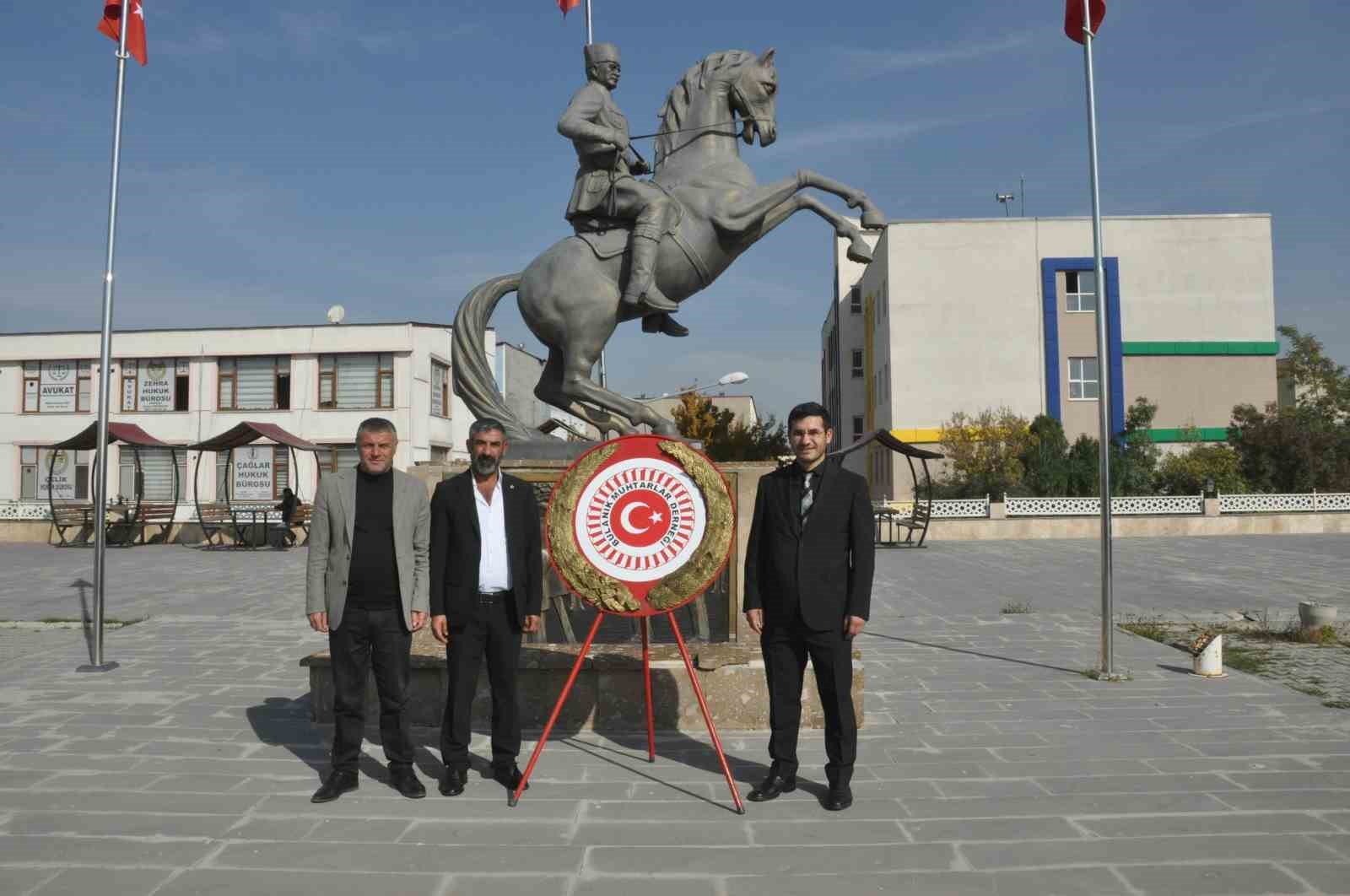 BULANIK İLÇESİNDE 19 EKİM MUHTARLAR GÜNÜ DOLAYISIYLA KENT MEYDANINDA TÖREN DÜZENLENDİ.