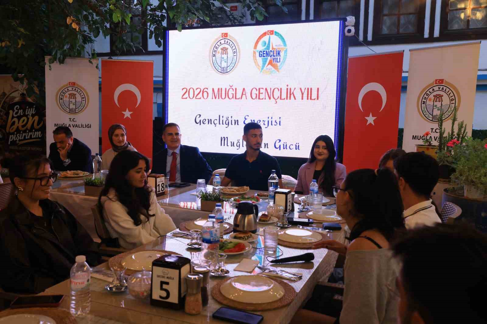 MUĞLA VALİSİ DR. İDRİS AKBIYIK, MENTEŞE KAYMAKAMI ALİ EDİP BUDAN İLE BİRLİKTE, "2026 MUĞLA GENÇLİK YILI" VİZYONU DOĞRULTUSUNDA HAYATA GEÇİRİLEN "GELİN TANIŞ OLALIM" PROJESİNE KATILAN GENÇLERLE BİR ARAYA GELDİ.
