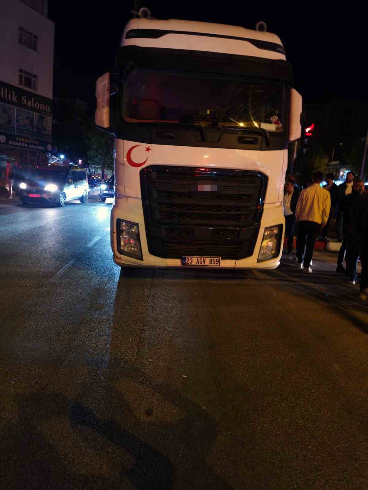 ELAZIĞ’IN KOVANCILAR İLÇESİNDE YOLUN KARŞISINA GEÇMEK İSTEYEN GENÇ, KAMYONUN ÇARPMASI SONUCU AĞIR YARALANDI