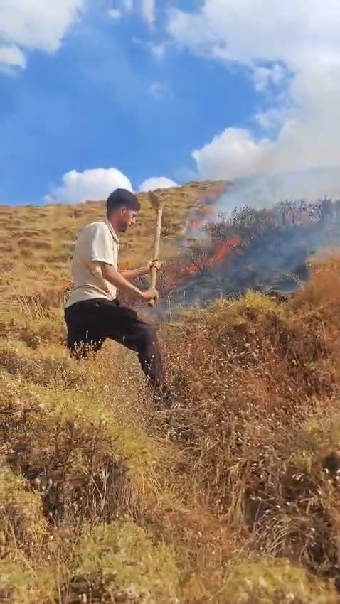 ELAZIĞ’IN PALU İLÇESİNDEKİ AKDAĞ’DA BULUNAN MERA ALANINDA ÇIKAN YANGINA MÜDAHALE SÜRÜYOR