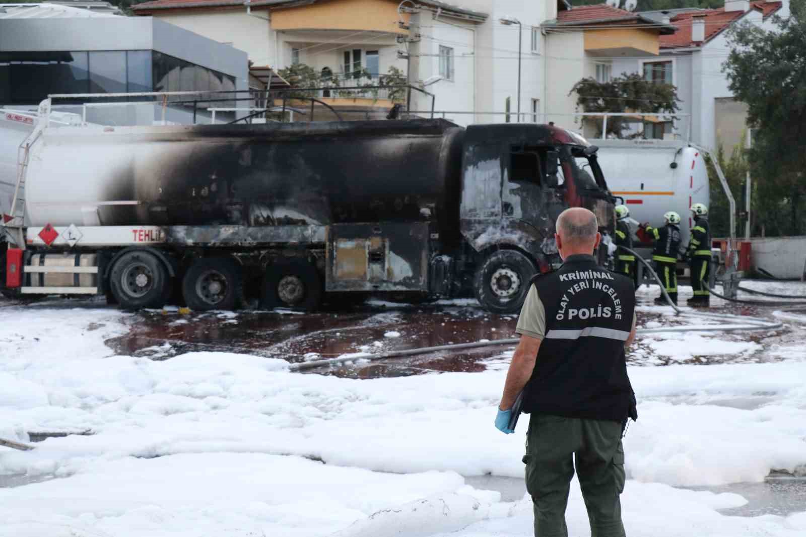 ENİZLİ’DE AKARYAKIT İSTASYONUNDA YAKIT İKMALİ YAPAN TANKERDE ÇIKAN YANGIN İTFAİYE EKİPLERİNİN YANGIN SÖNDÜRME KÖPÜĞÜ MÜDAHALESİYLE SÖNDÜRÜLDÜ. SOĞUTMA ÇALIŞMALARI DRONE İLE AVADAN GÖRÜNTÜLENDİ.