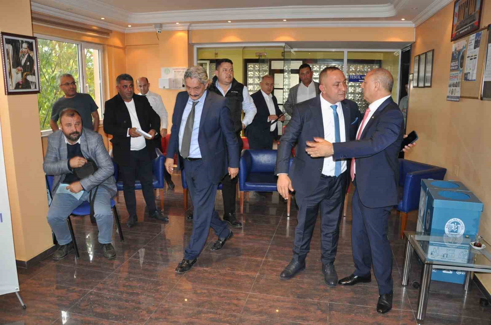 MANİSA’NIN SALİHLİ İLÇESİNDEKİ TİCARET BORSASI’NIN OLAĞAN GENEL KURULUNDA İKİ ADAYIN YARIŞTIĞI BAŞKANLIK SEÇİMİNİ MEVCUT BAŞKAN YETİŞ AKSOY KAZANDI. AKSOY, DÖRDÜNCÜ KEZ BAŞKANLIĞA SEÇİLEREK GÜVEN TAZELEDİ.